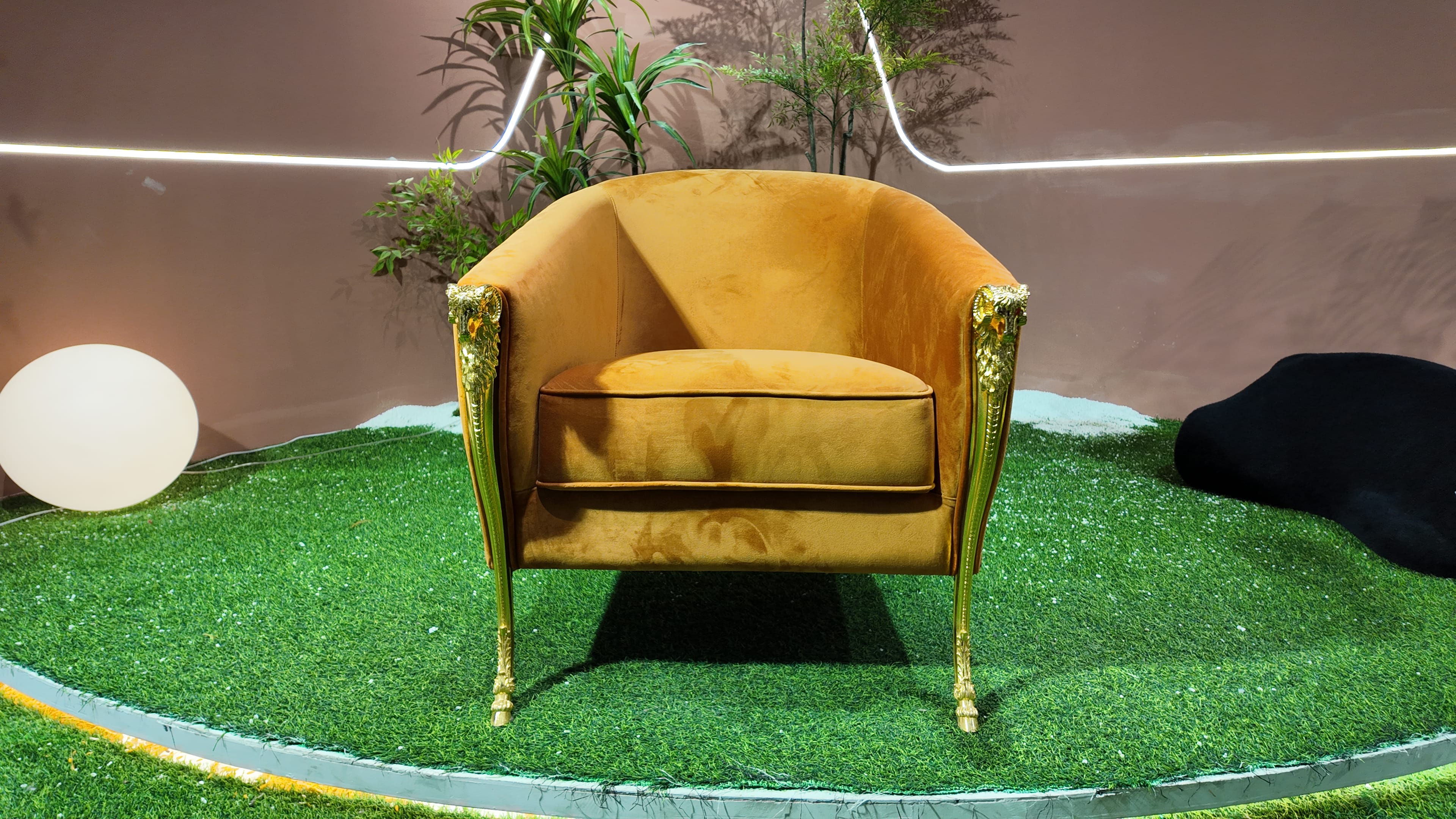 Fauteuil baroque en velours safran à accoudoirs tête de lion dorée – Or Baroque