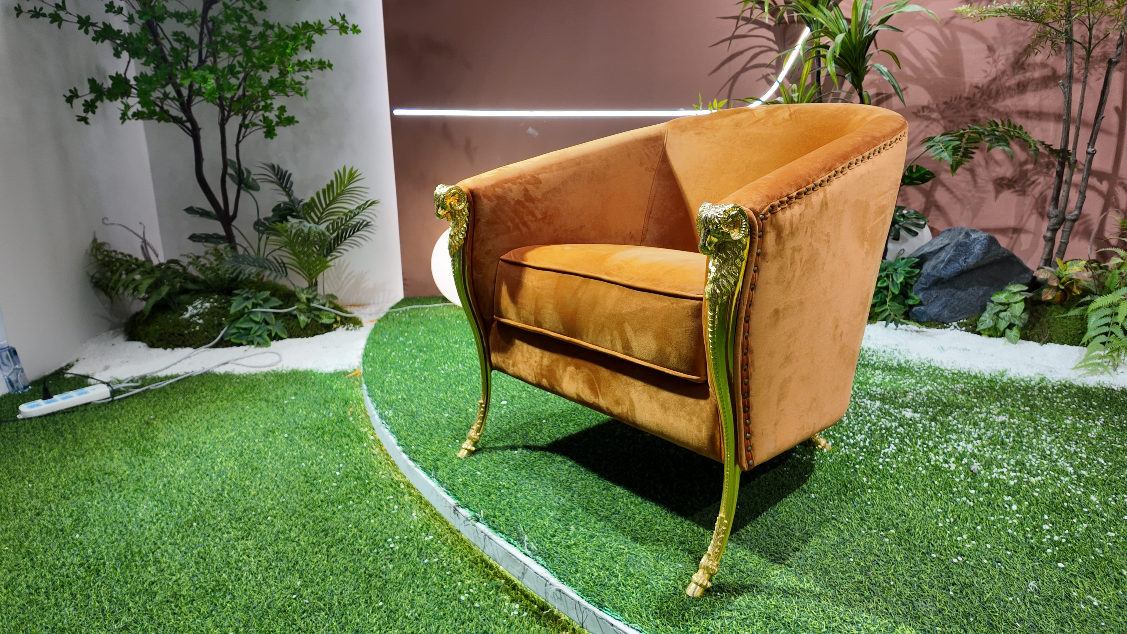 Fauteuil baroque en velours safran à accoudoirs tête de lion dorée – Or Baroque