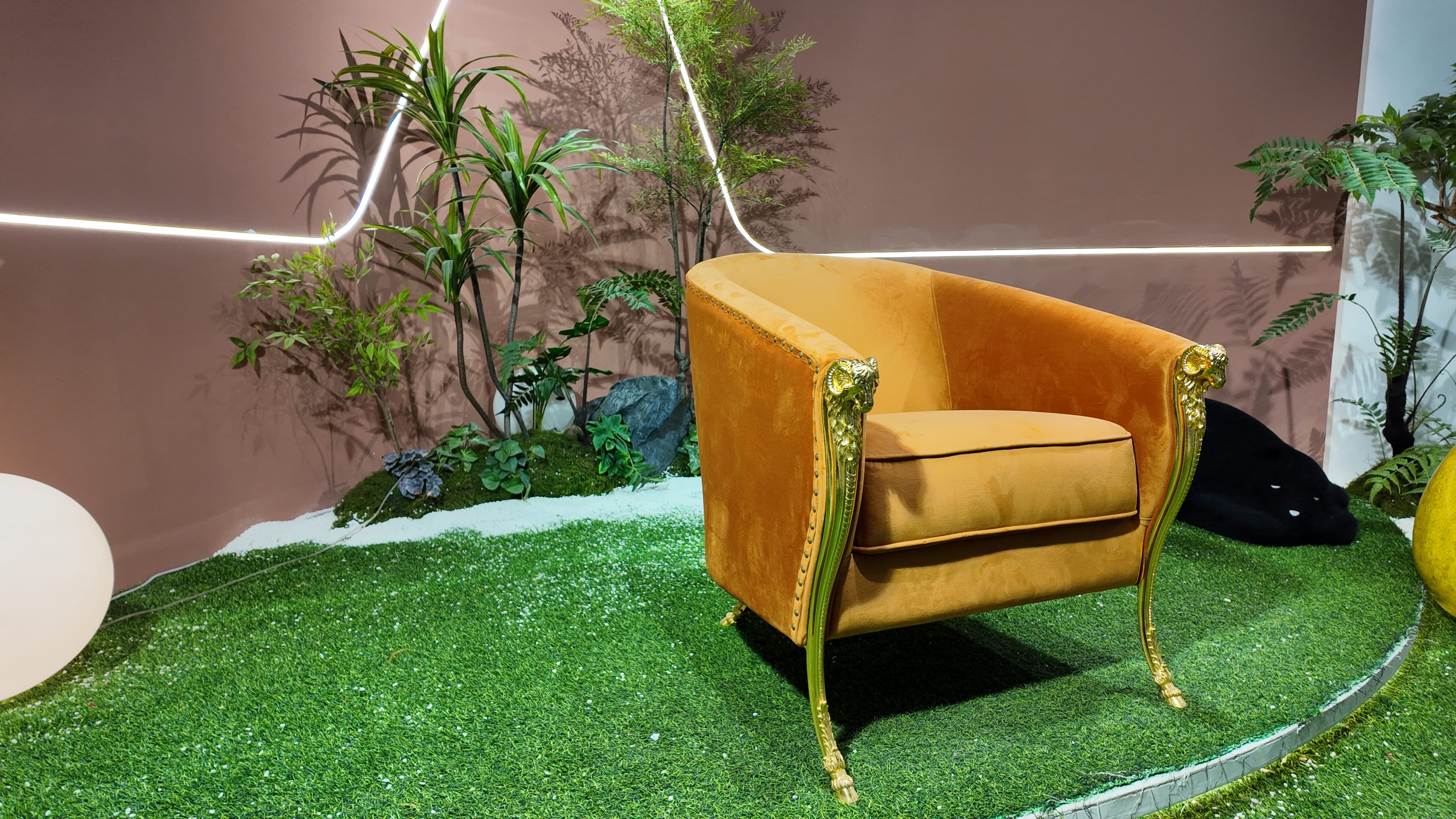 Fauteuil baroque en velours safran à accoudoirs tête de lion dorée – Or Baroque