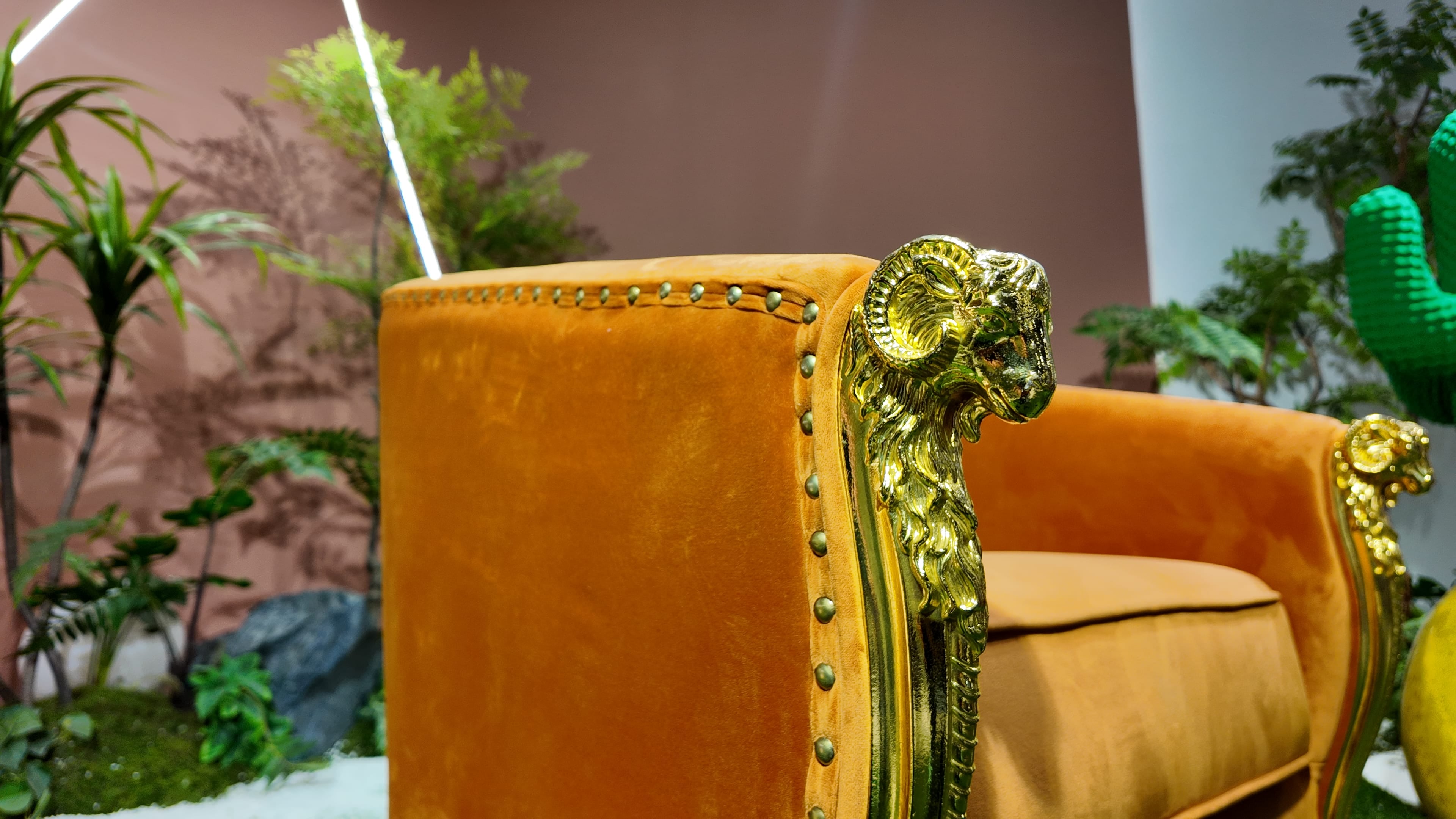 Fauteuil baroque en velours safran à accoudoirs tête de lion dorée – Or Baroque