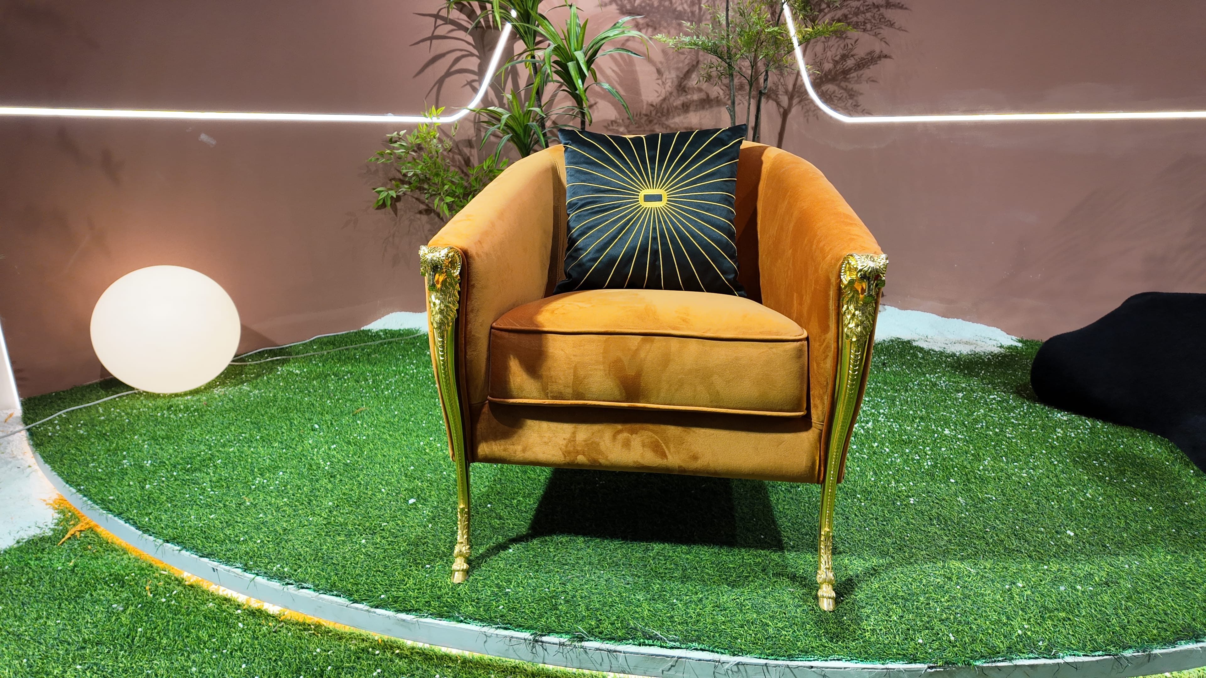 Fauteuil baroque en velours safran à accoudoirs tête de lion dorée – Or Baroque