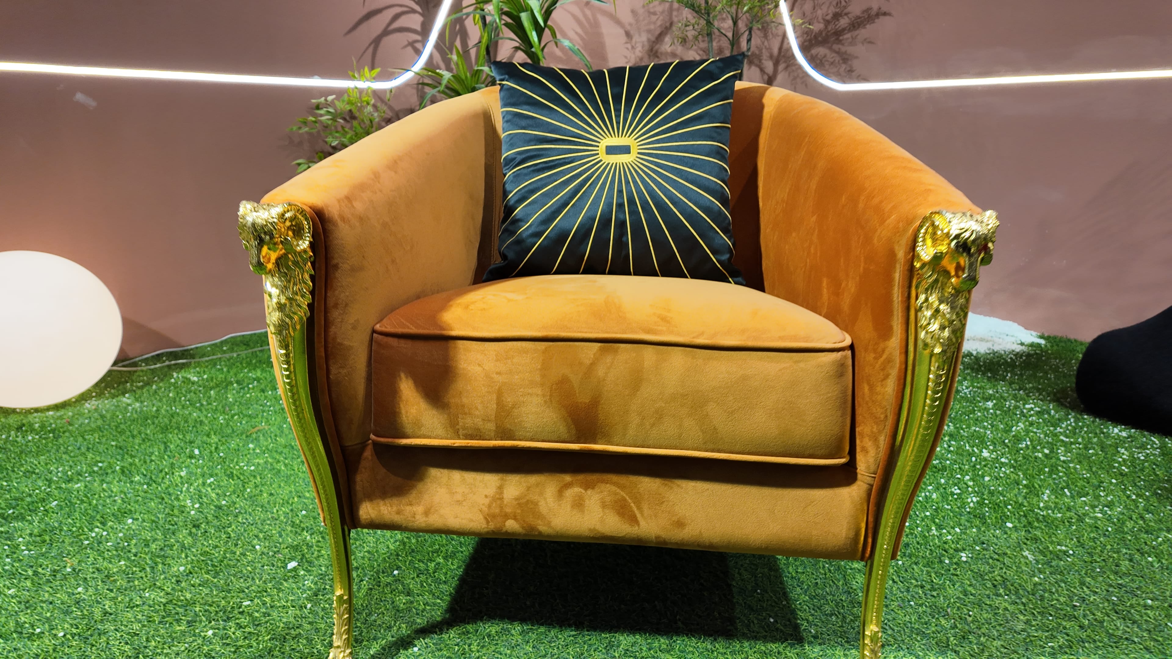 Fauteuil baroque en velours safran à accoudoirs tête de lion dorée – Or Baroque