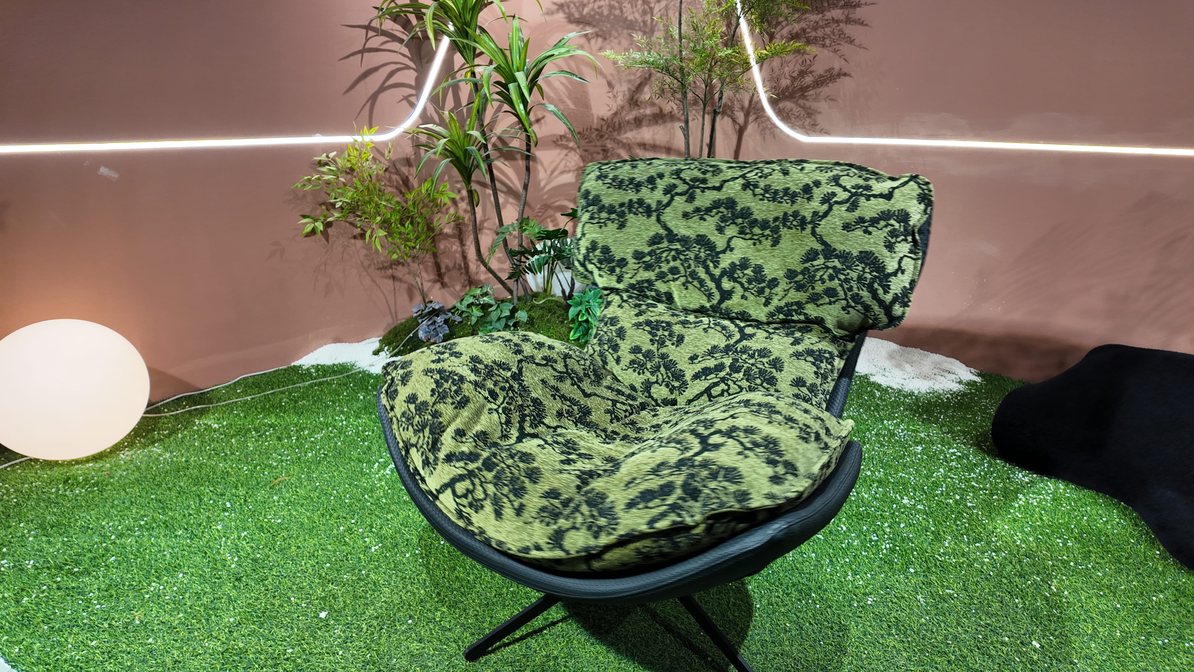 Fauteuil lounge coque en similicuir noir tressé et coussins velours jacquard motif jungle – Jungle Pop