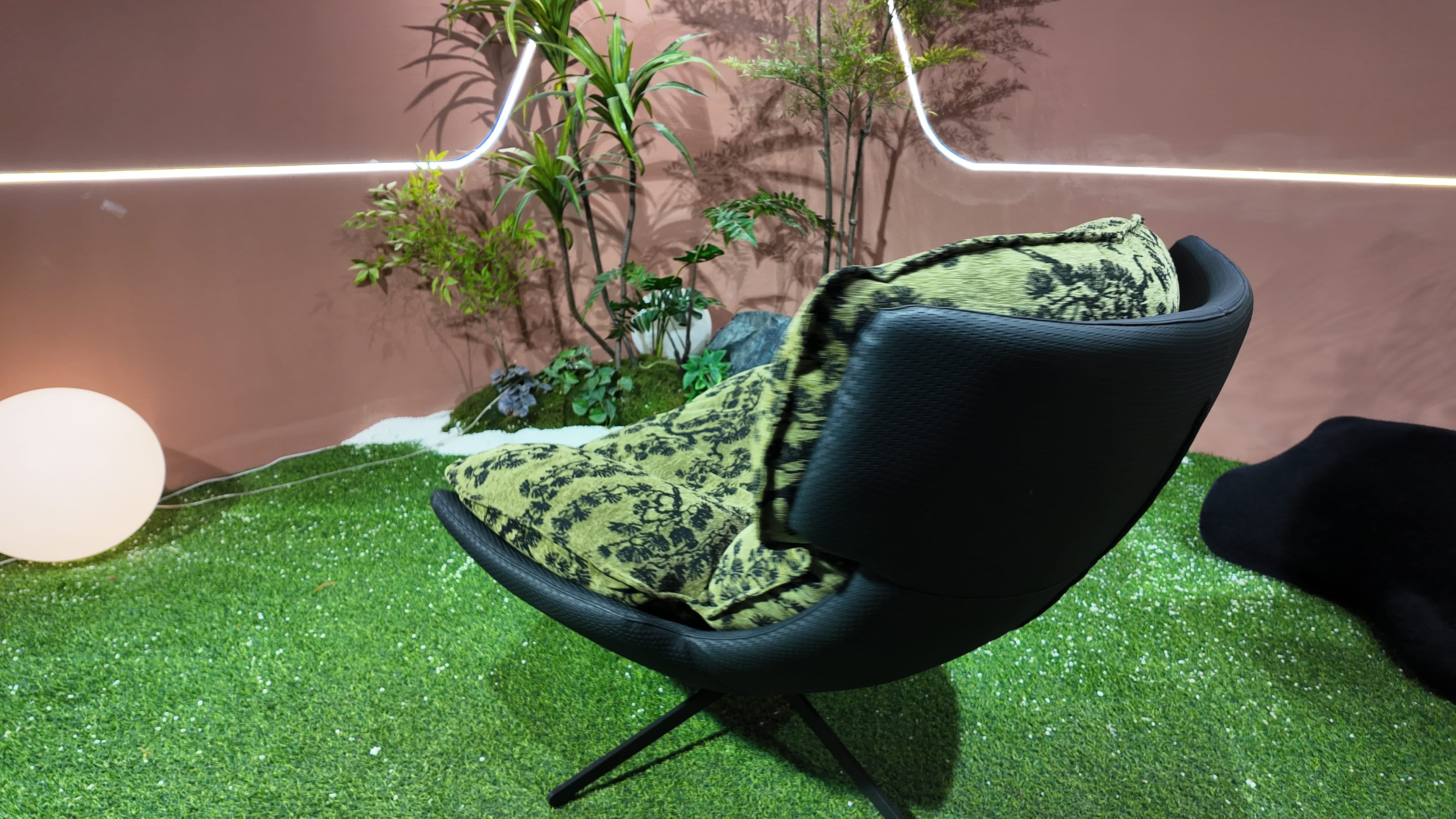 Fauteuil lounge coque en similicuir noir tressé et coussins velours jacquard motif jungle – Jungle Pop