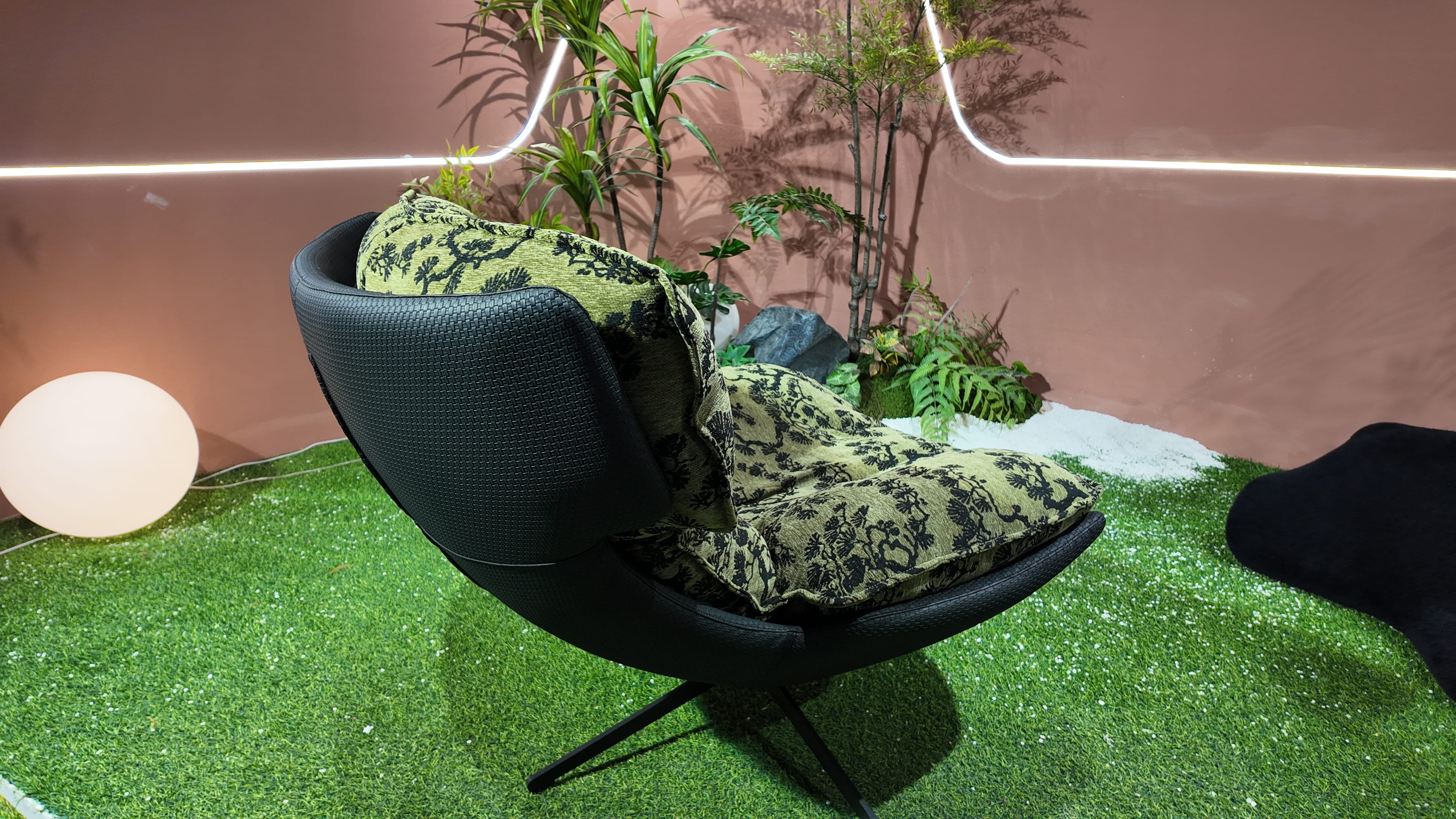 Fauteuil lounge coque en similicuir noir tressé et coussins velours jacquard motif jungle – Jungle Pop