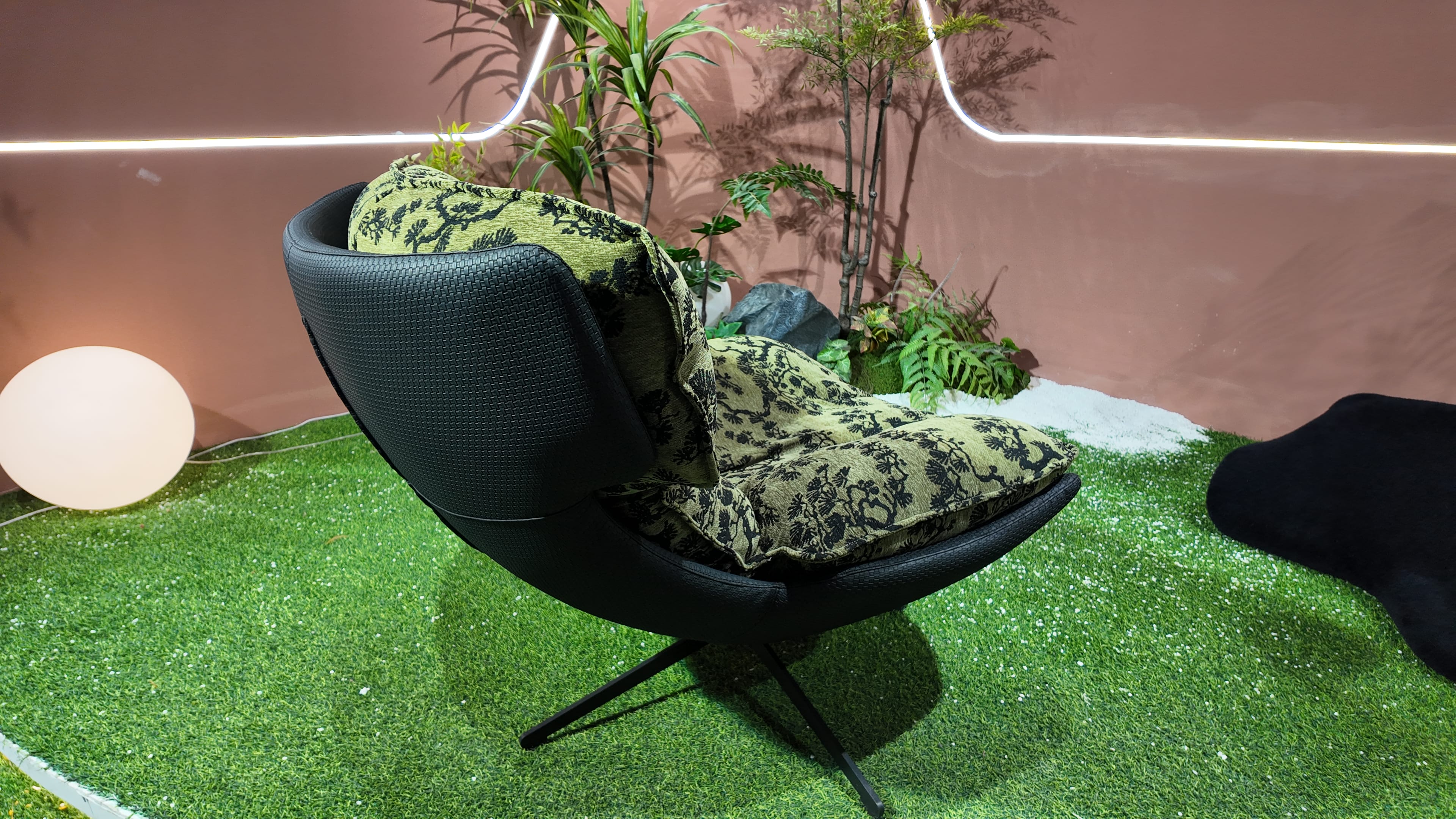 Fauteuil lounge coque en similicuir noir tressé et coussins velours jacquard motif jungle – Jungle Pop