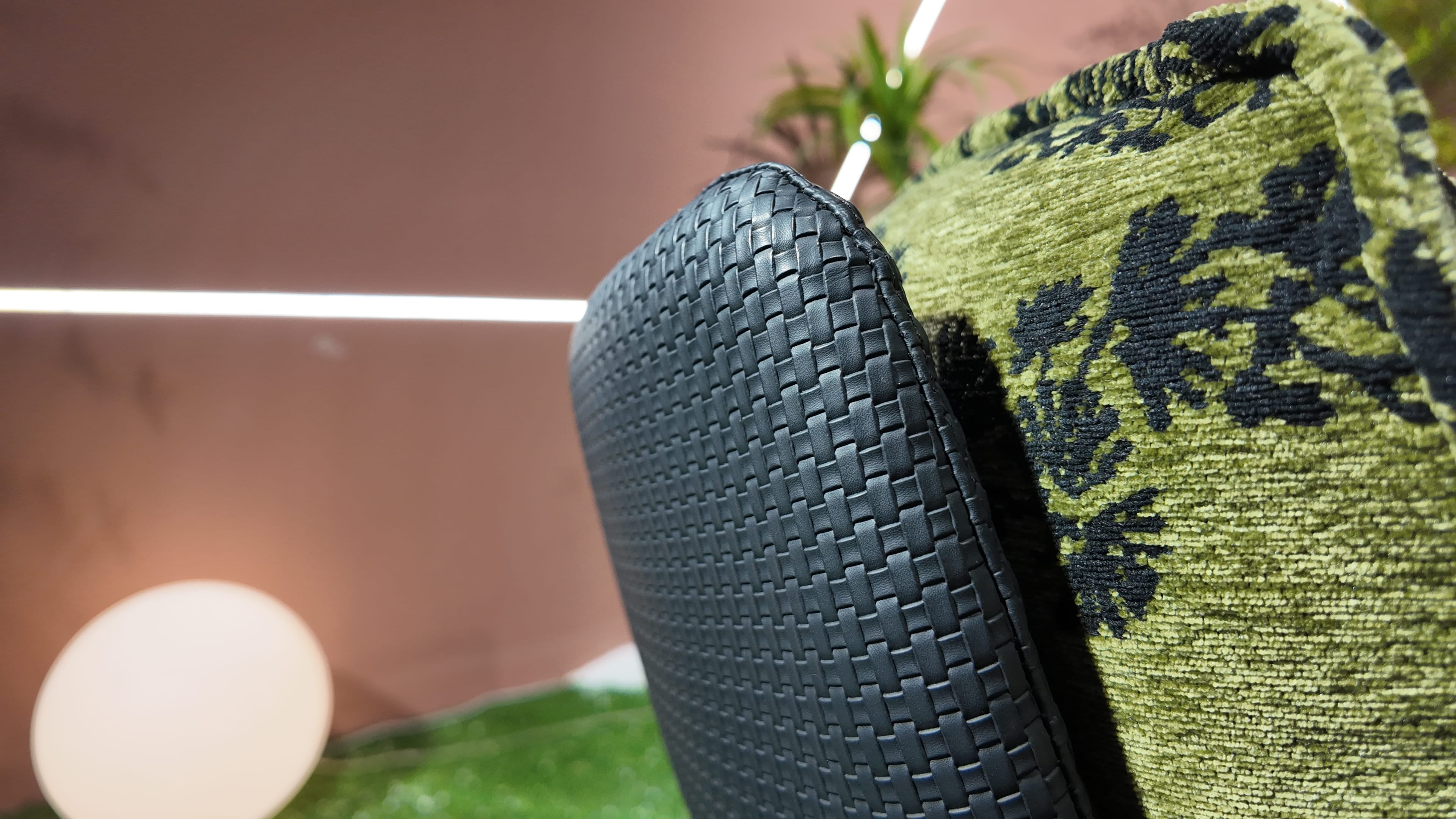 Fauteuil lounge coque en similicuir noir tressé et coussins velours jacquard motif jungle – Jungle Pop