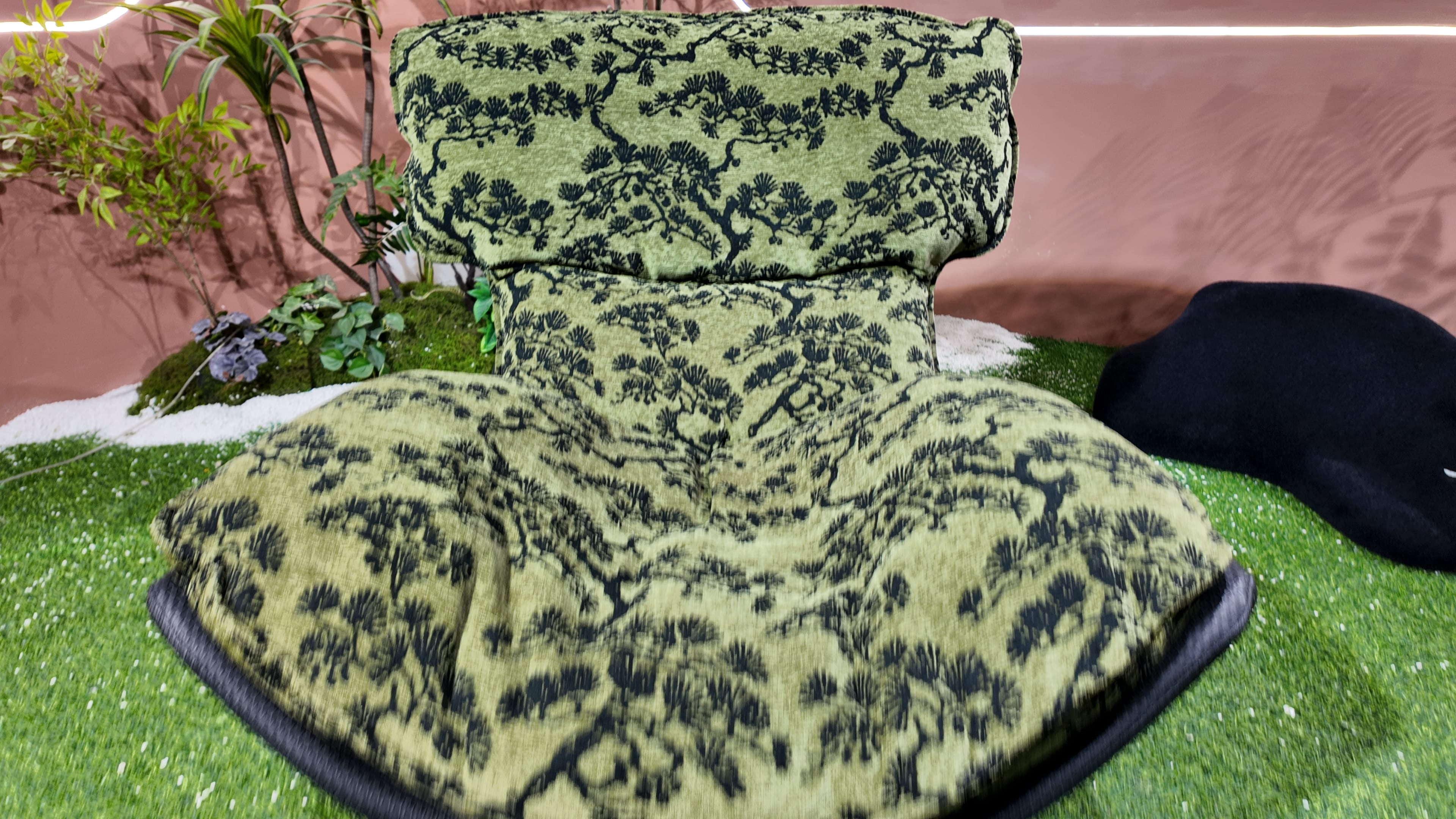 Fauteuil lounge coque en similicuir noir tressé et coussins velours jacquard motif jungle – Jungle Pop