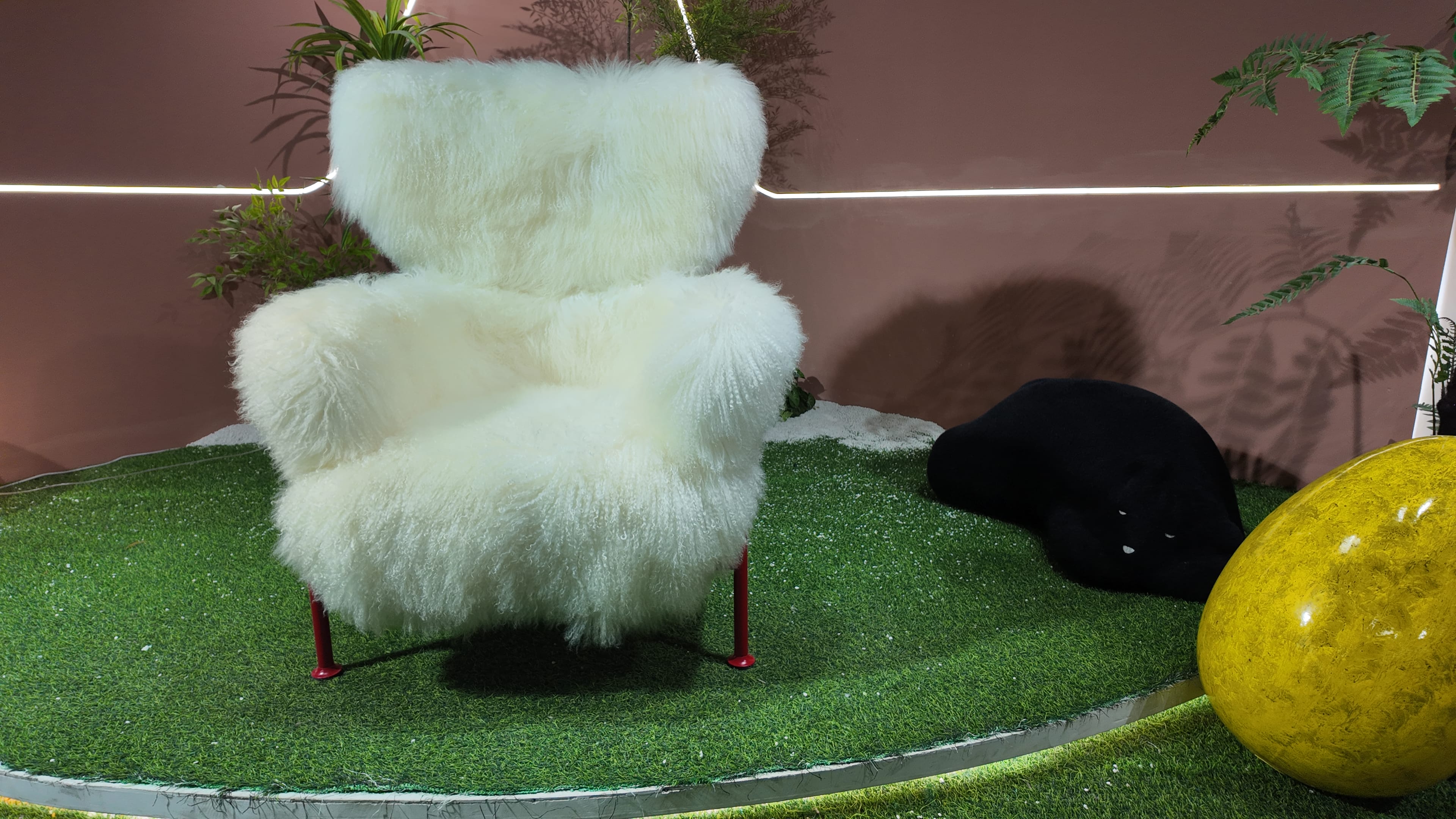 Fauteuil en fourrure longs poils blanche et piètement rouge – Mouton Rouge