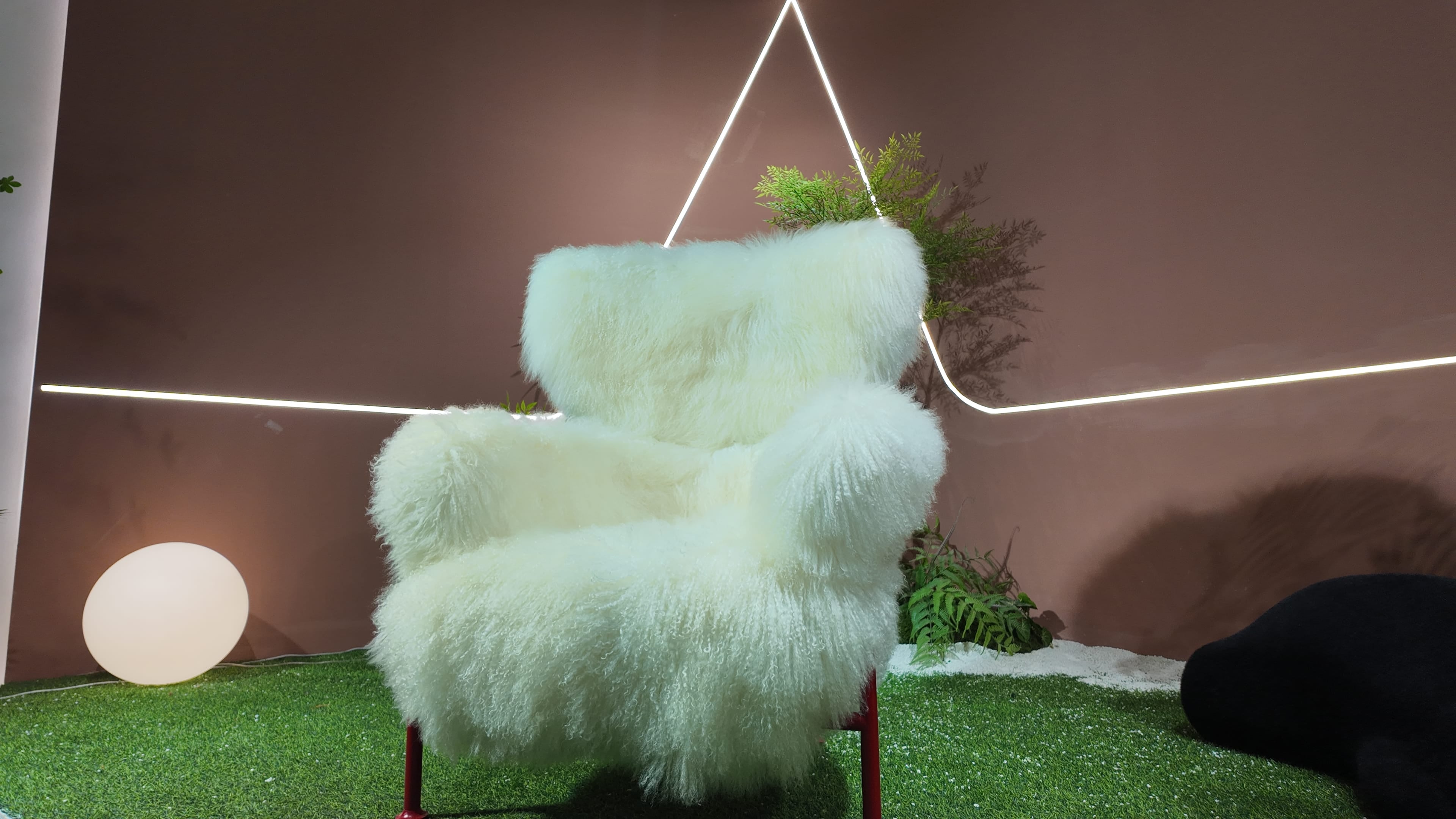 Fauteuil en fourrure longs poils blanche et piètement rouge – Mouton Rouge