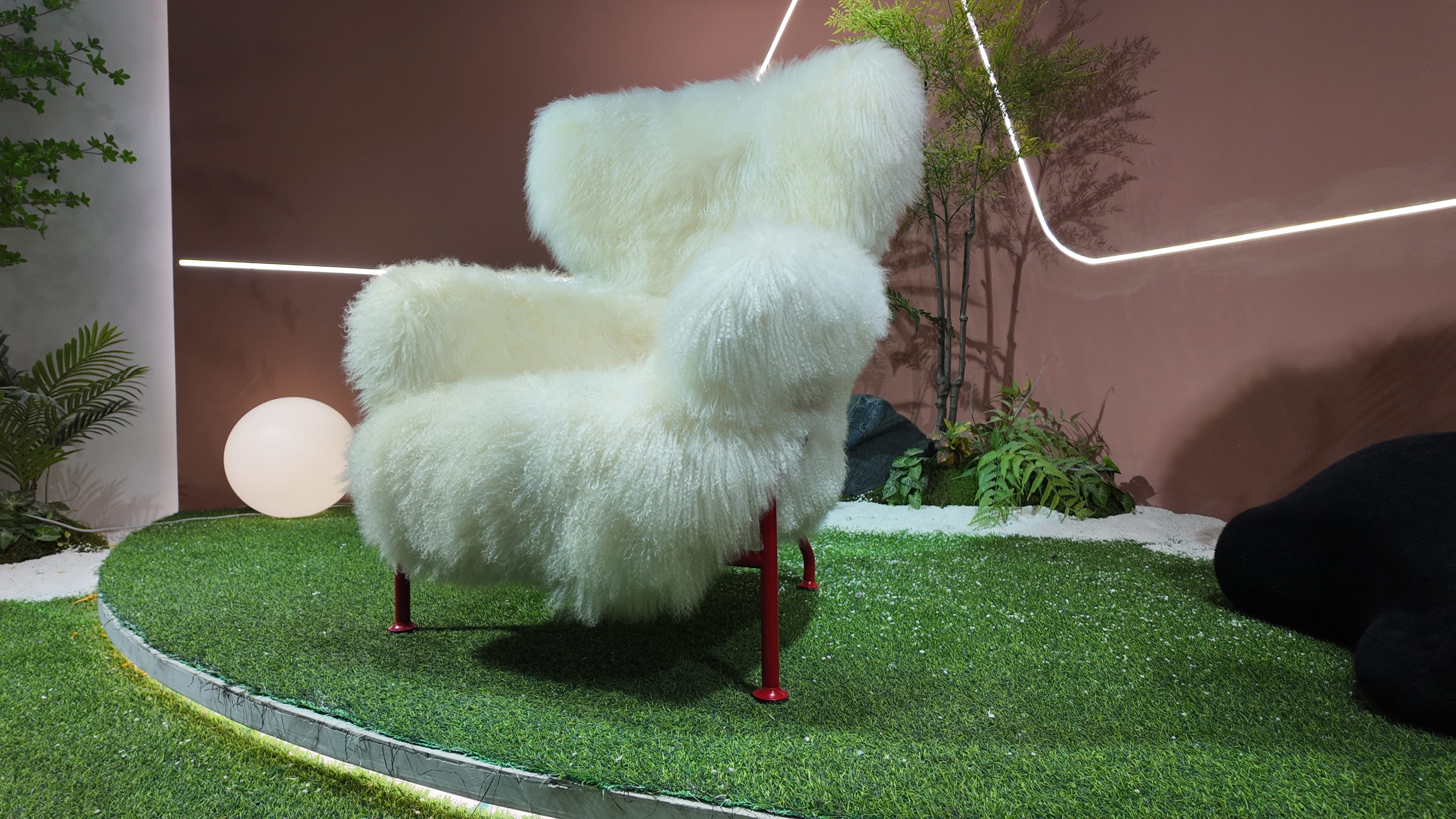 Fauteuil en fourrure longs poils blanche et piètement rouge – Mouton Rouge