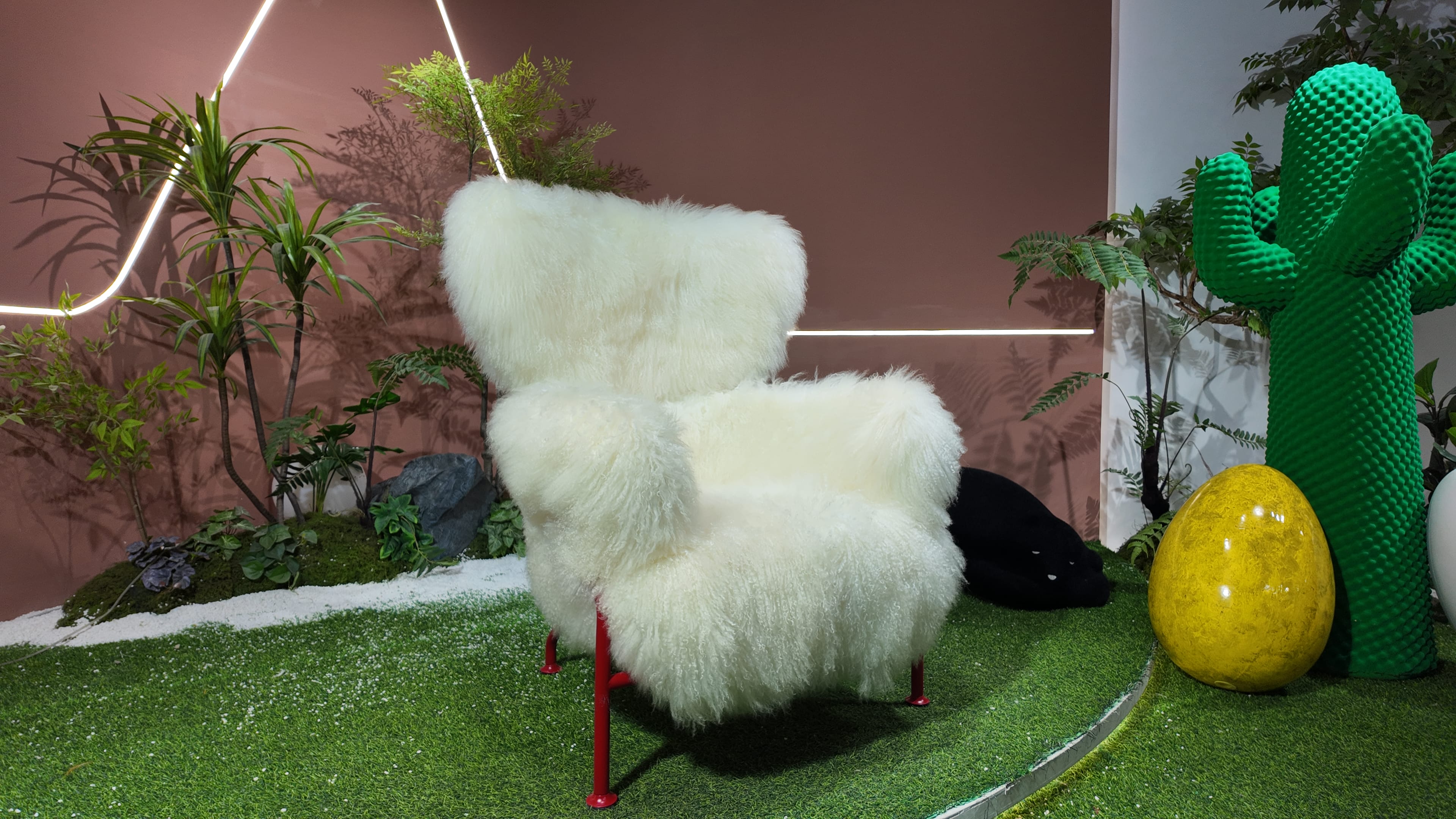 Fauteuil en fourrure longs poils blanche et piètement rouge – Mouton Rouge