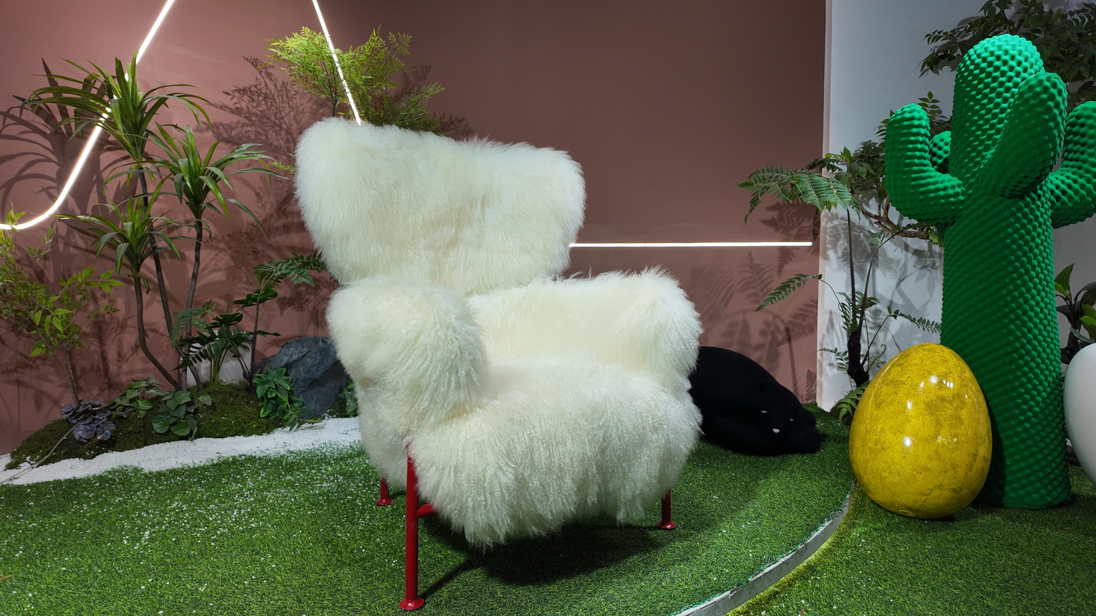 Fauteuil en fourrure longs poils blanche et piètement rouge – Mouton Rouge