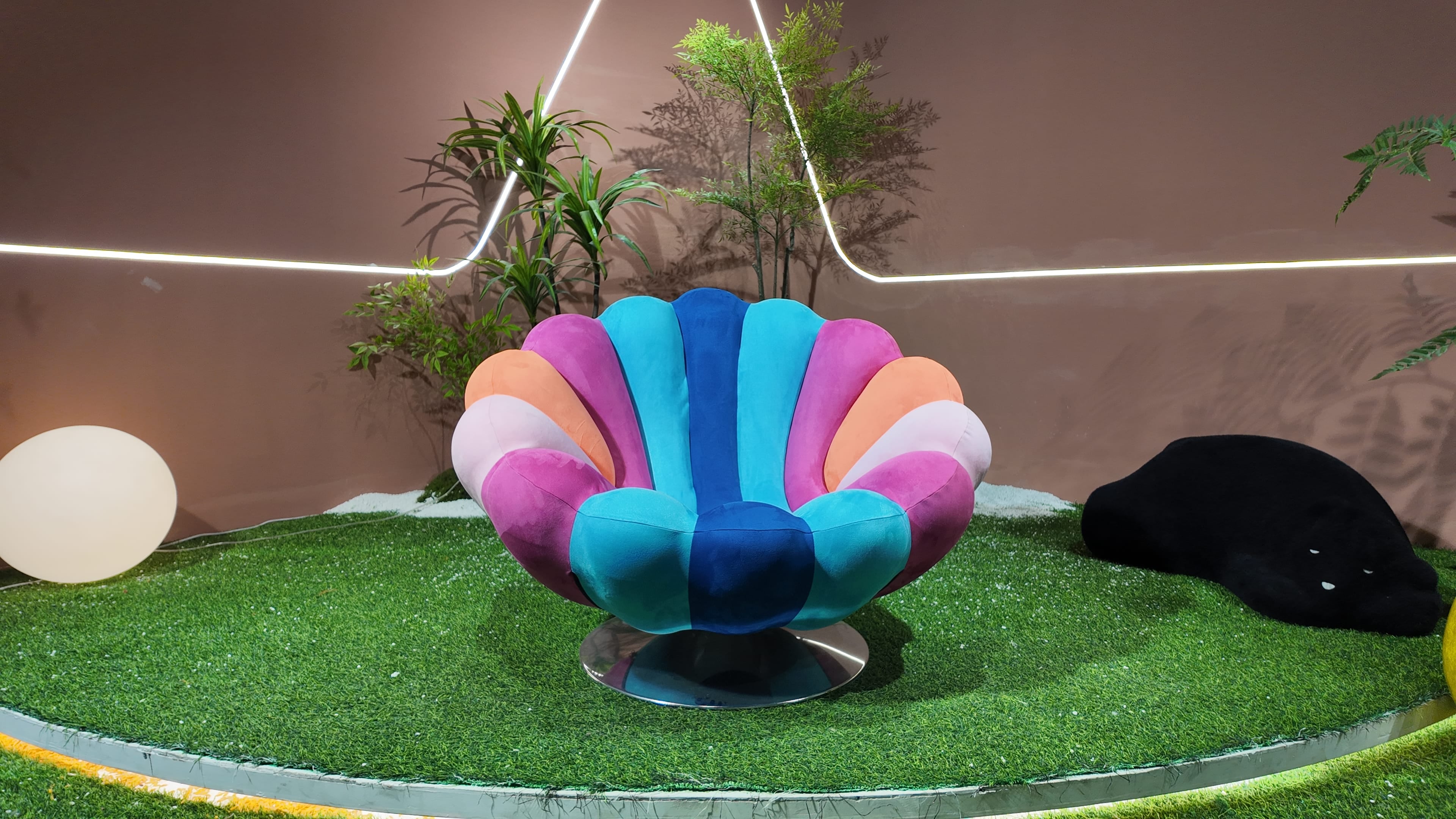 Fauteuil pivotant en velours multicolore façon coquillage – Arc-en-Ciel