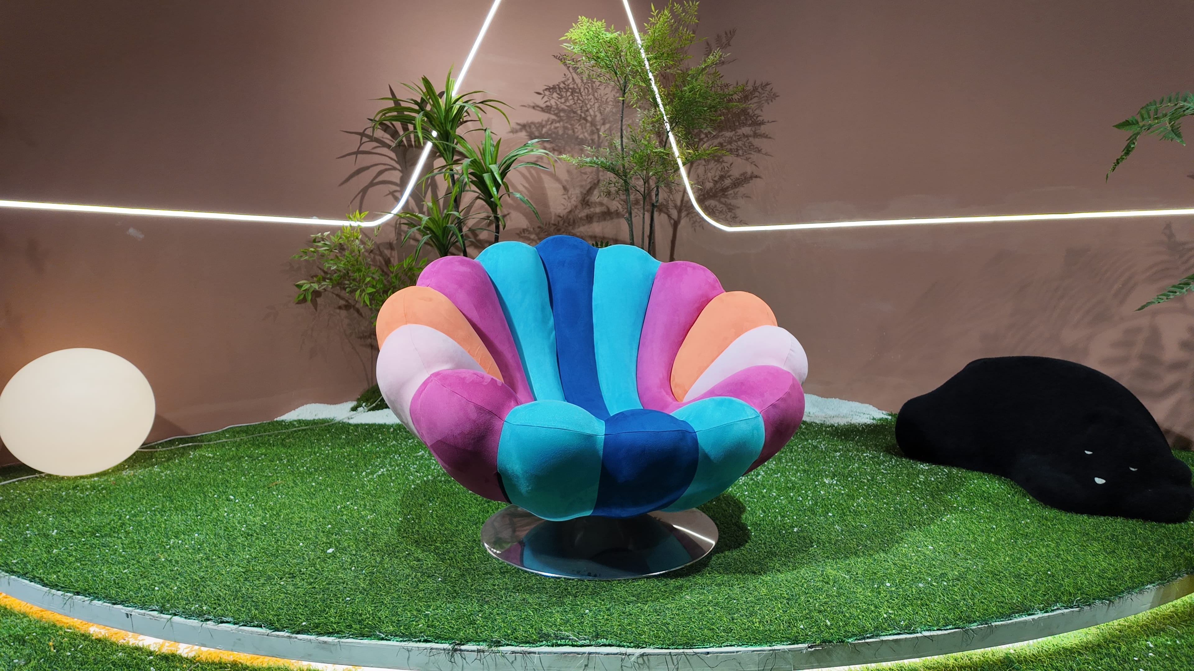 Fauteuil pivotant en velours multicolore façon coquillage – Arc-en-Ciel