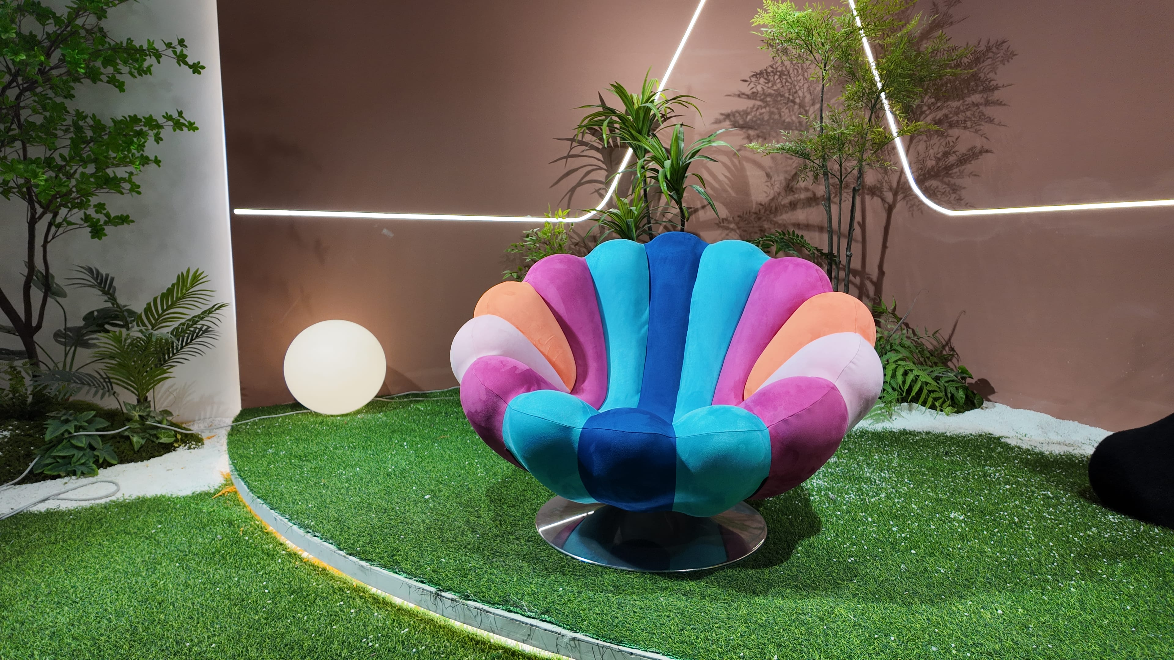 Fauteuil pivotant en velours multicolore façon coquillage – Arc-en-Ciel