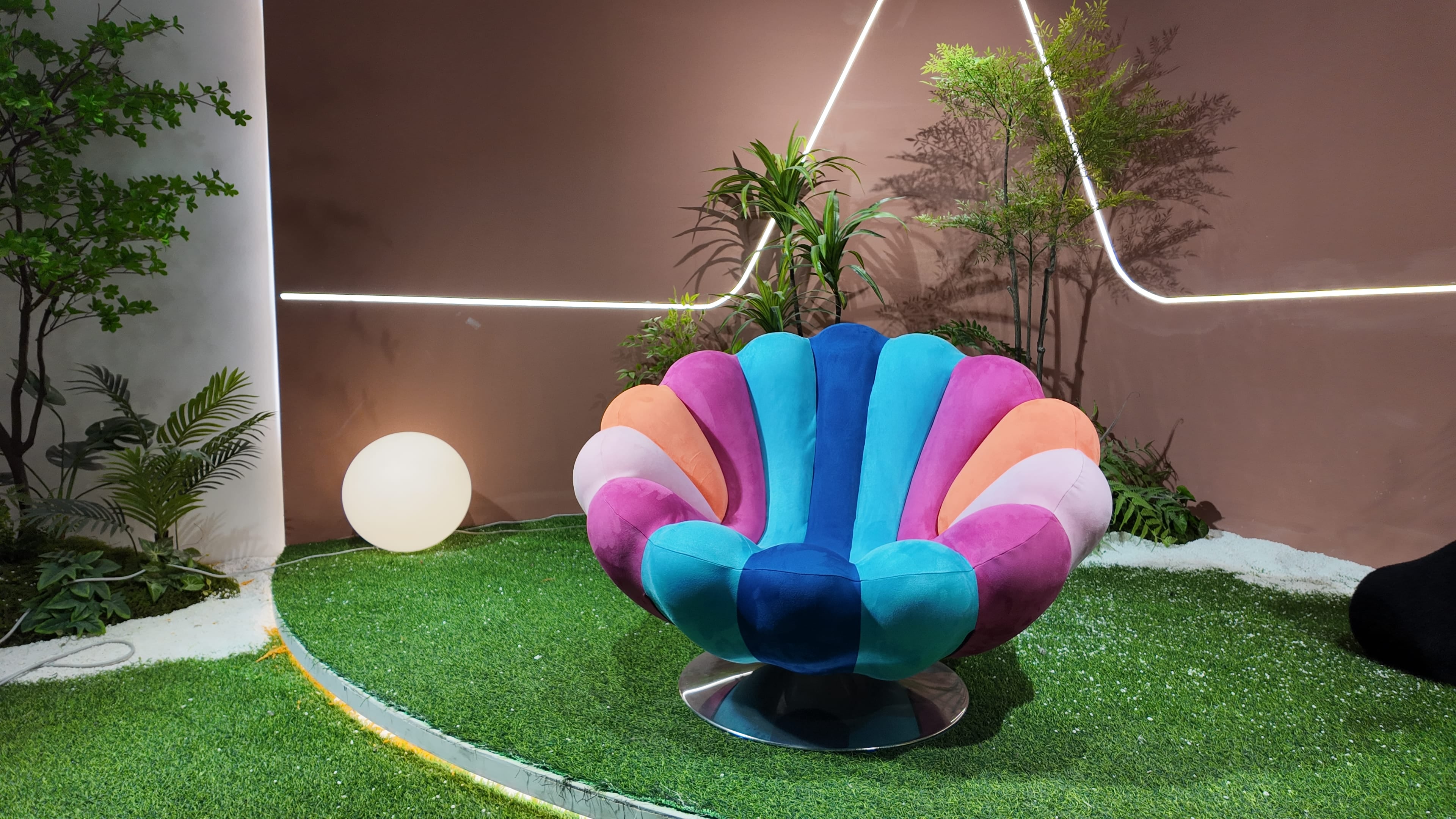 Fauteuil pivotant en velours multicolore façon coquillage – Arc-en-Ciel