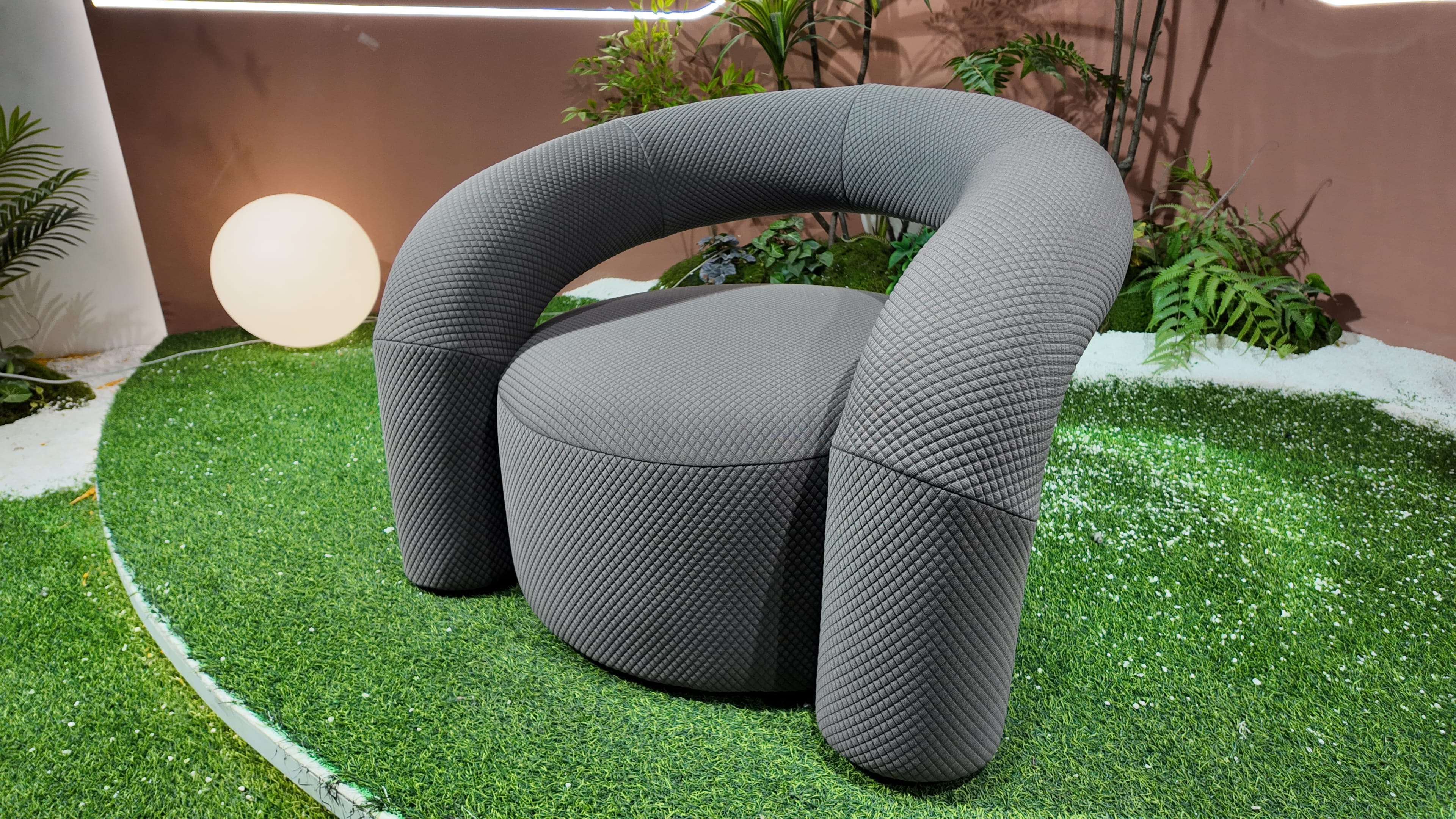 Fauteuil design arche en tissu matelassé gris – ARCHÉ