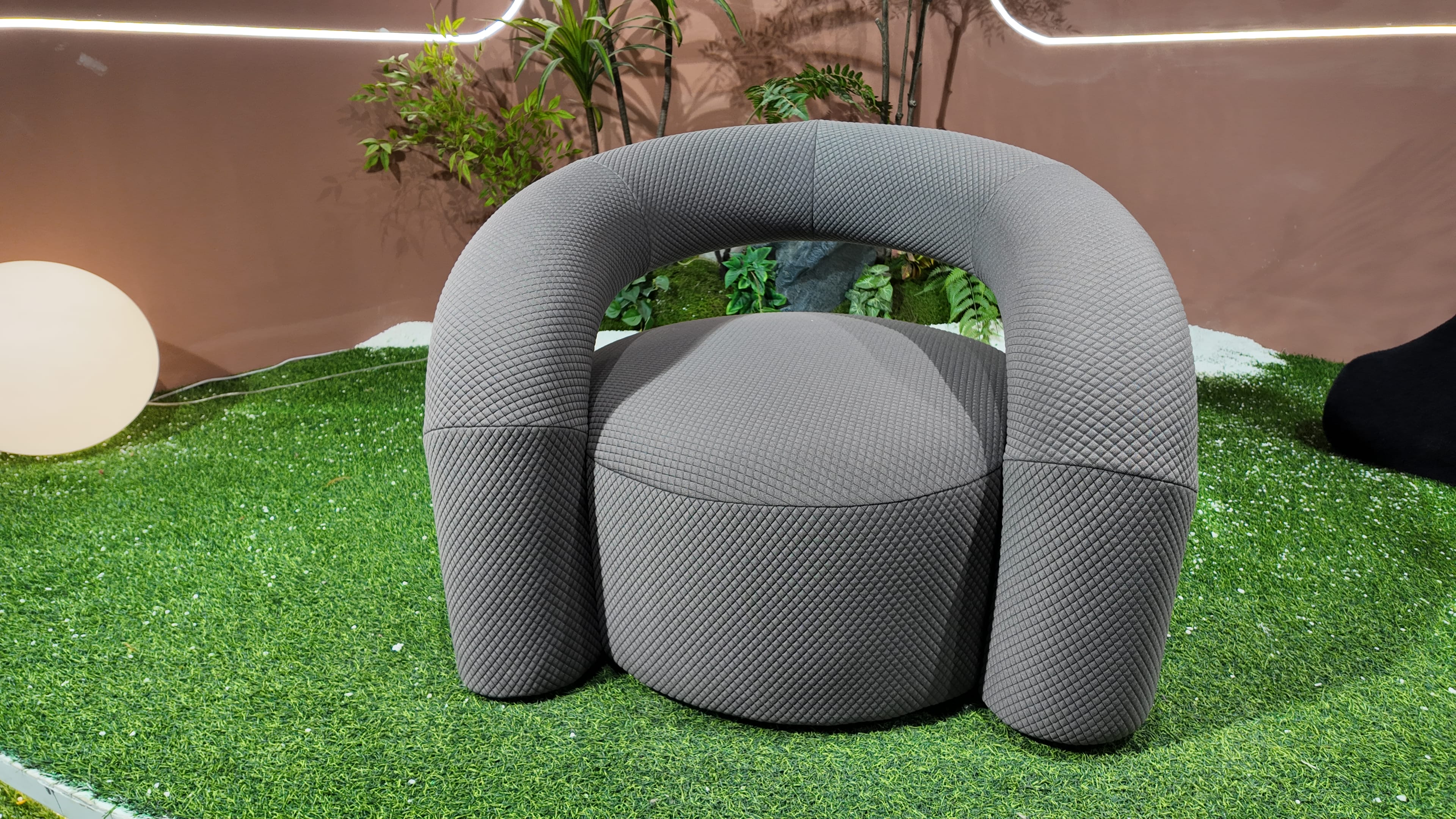 Fauteuil design arche en tissu matelassé gris – ARCHÉ