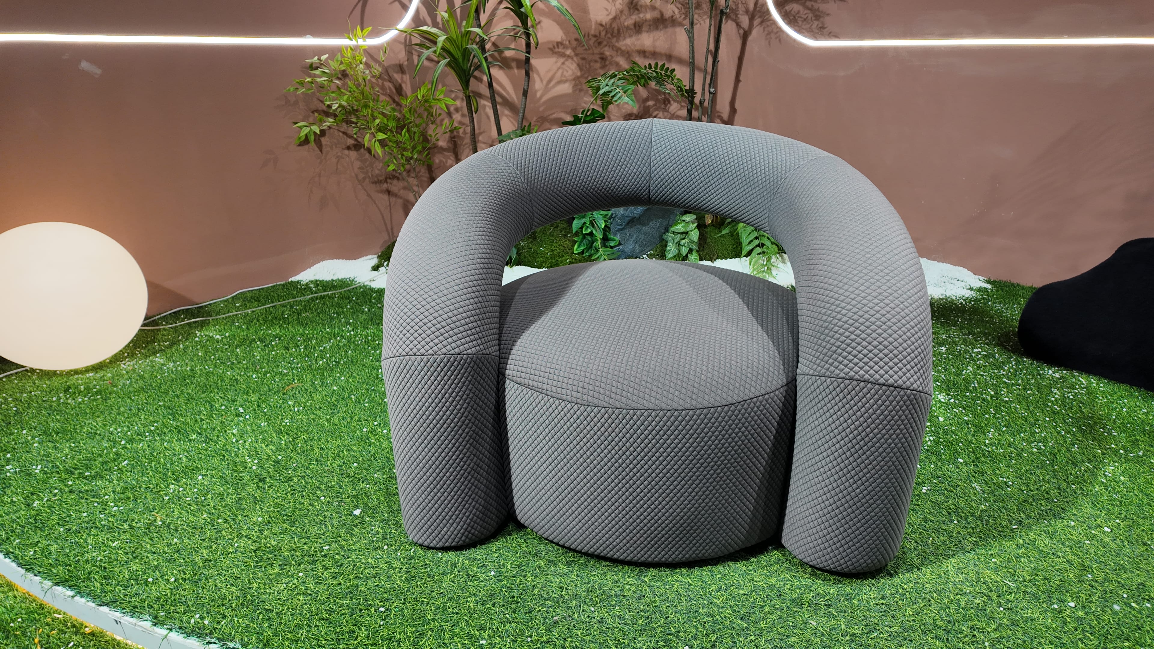 Fauteuil design arche en tissu matelassé gris – ARCHÉ