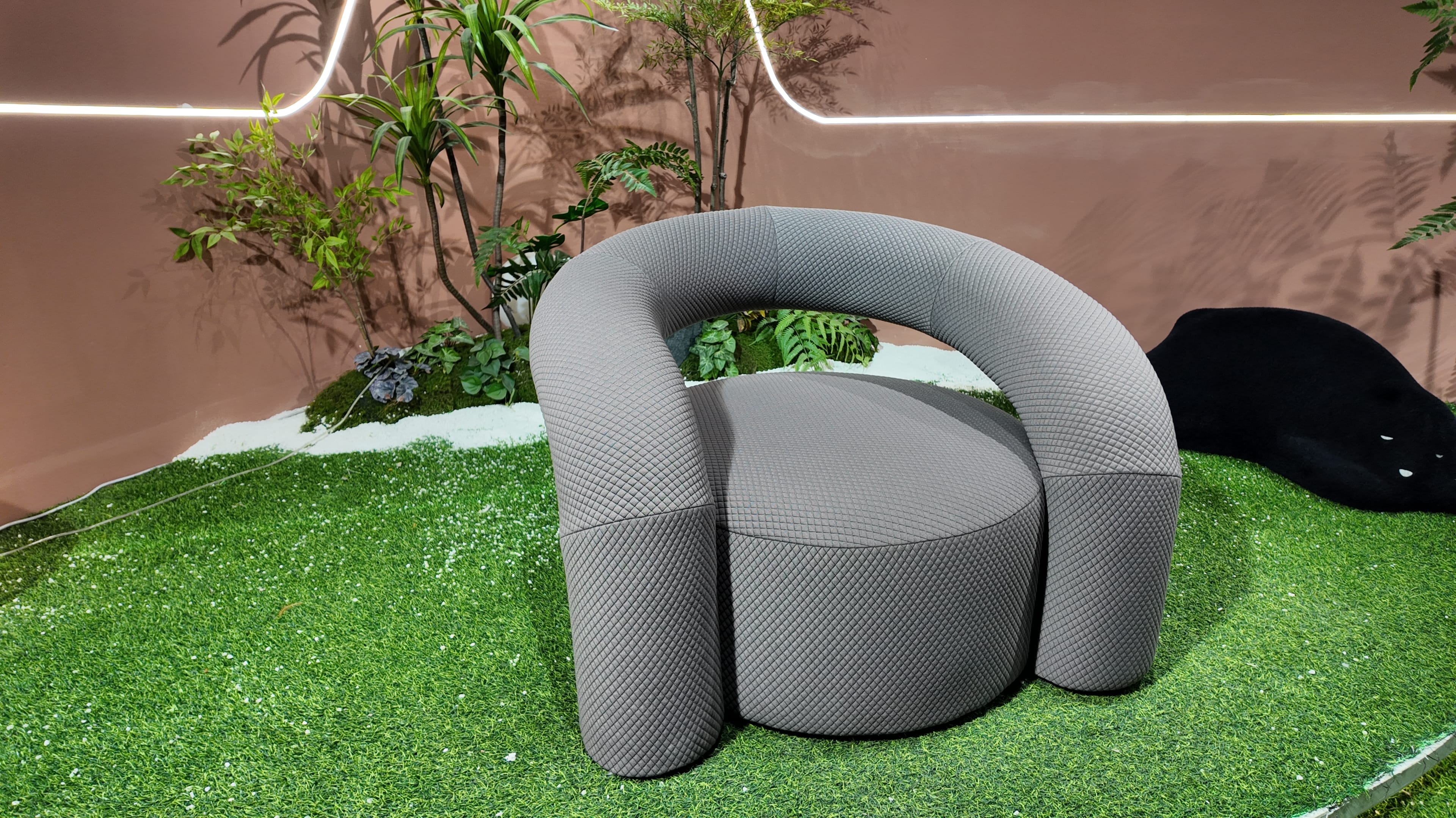 Fauteuil design arche en tissu matelassé gris – ARCHÉ