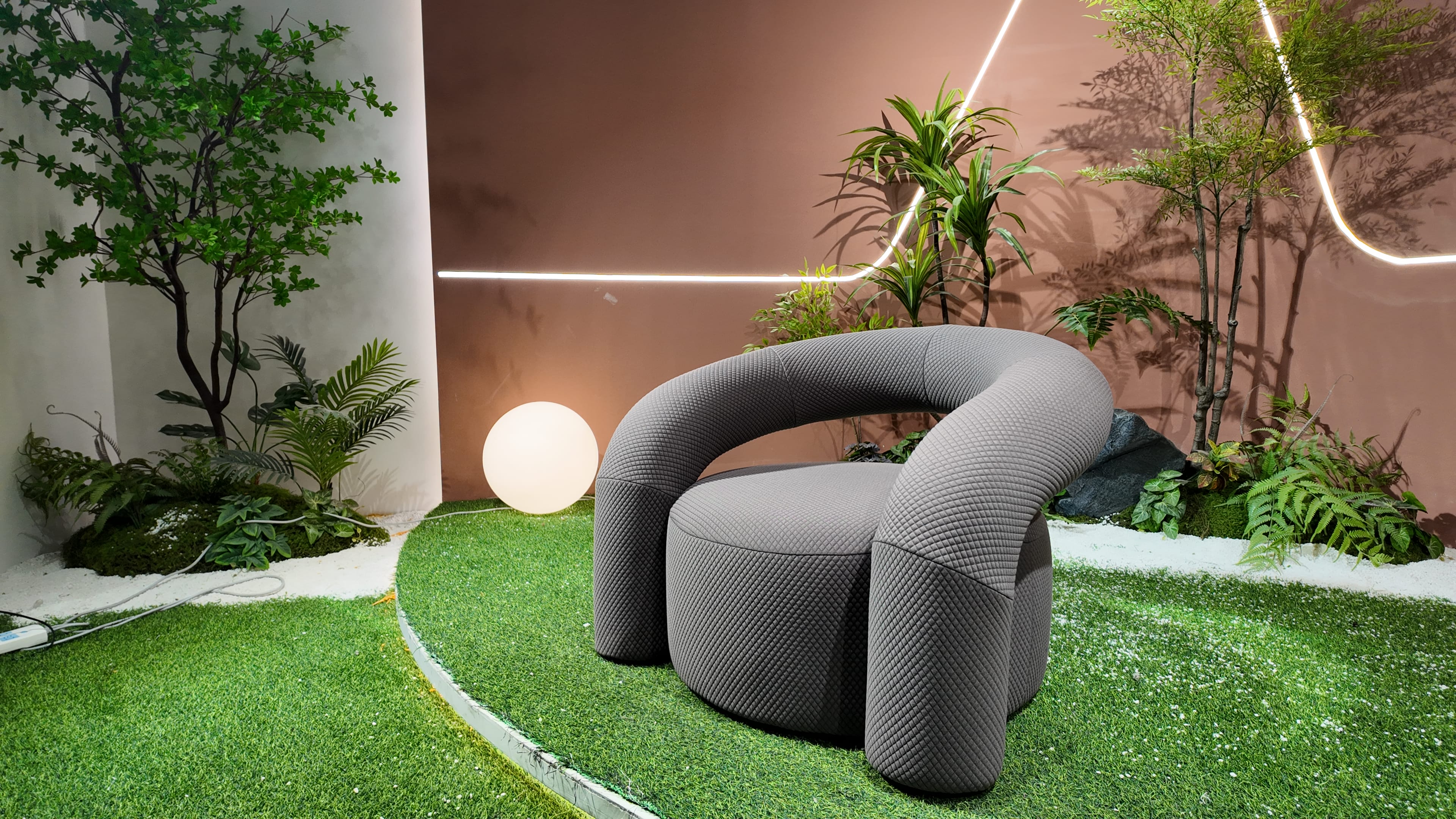 Fauteuil design arche en tissu matelassé gris – ARCHÉ