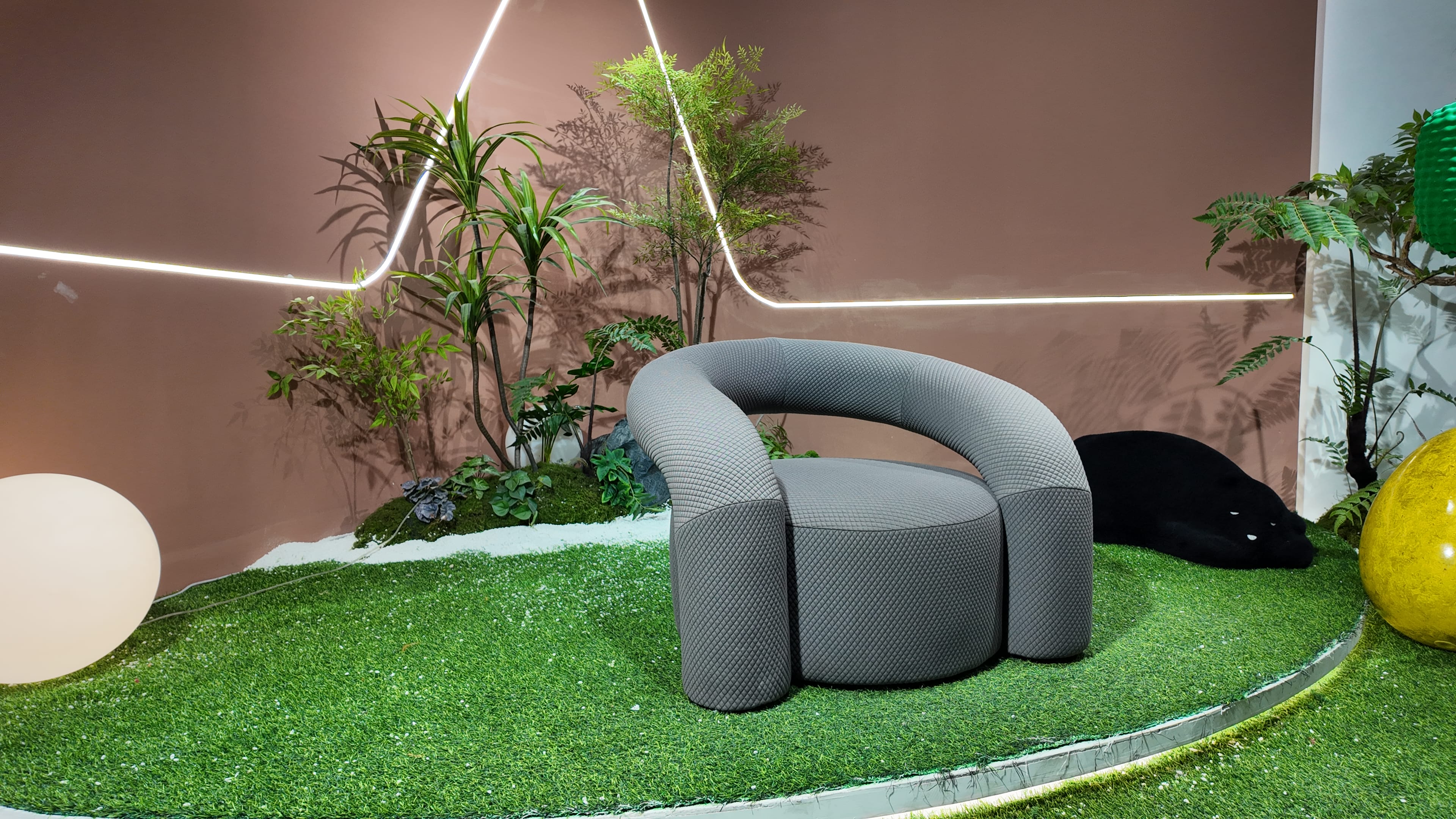 Fauteuil design arche en tissu matelassé gris – ARCHÉ