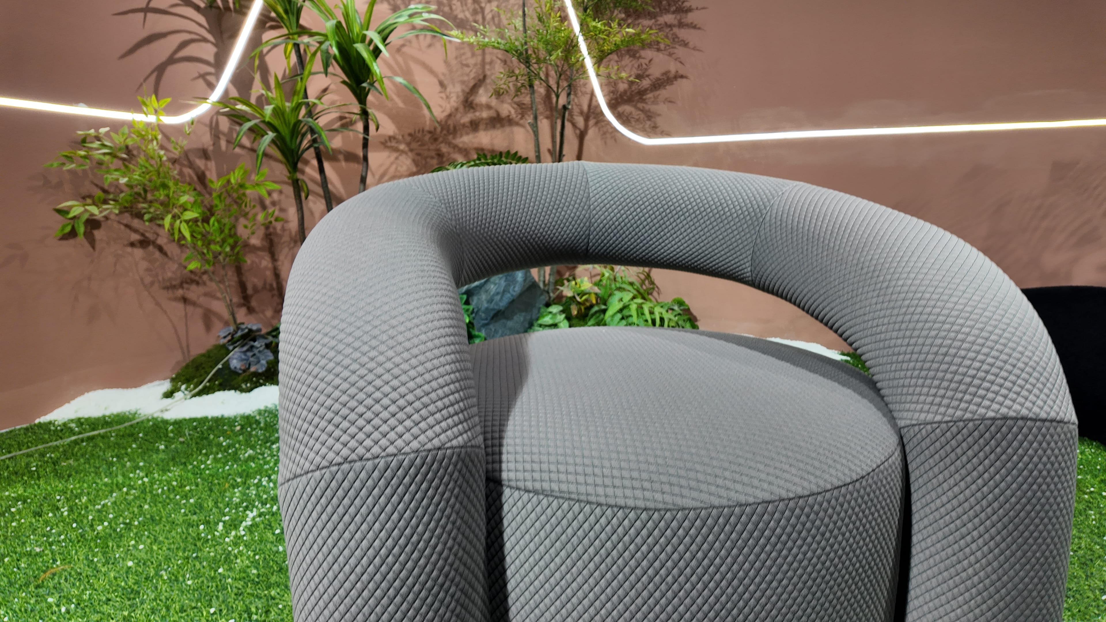 Fauteuil design arche en tissu matelassé gris – ARCHÉ
