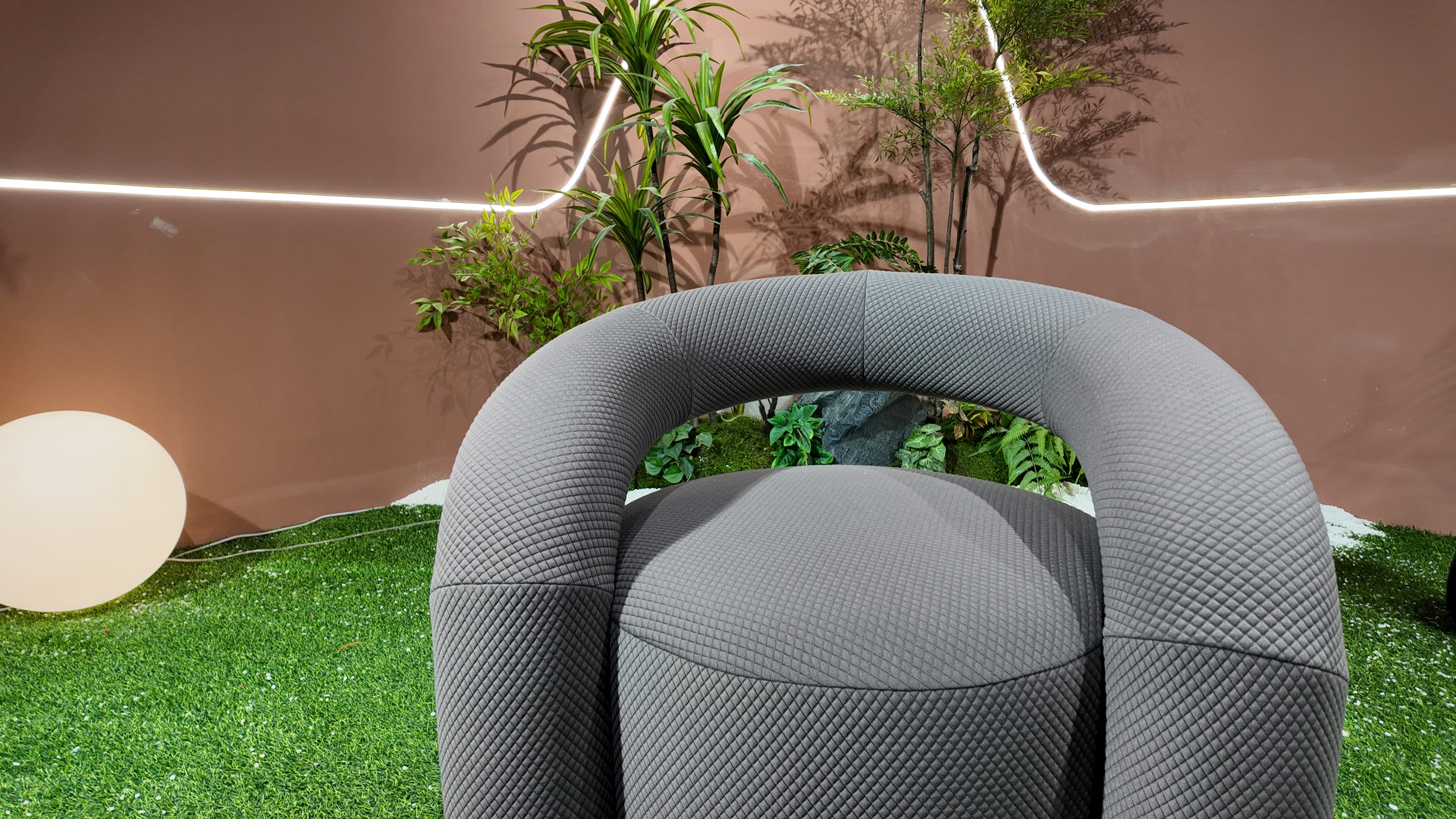Fauteuil design arche en tissu matelassé gris – ARCHÉ