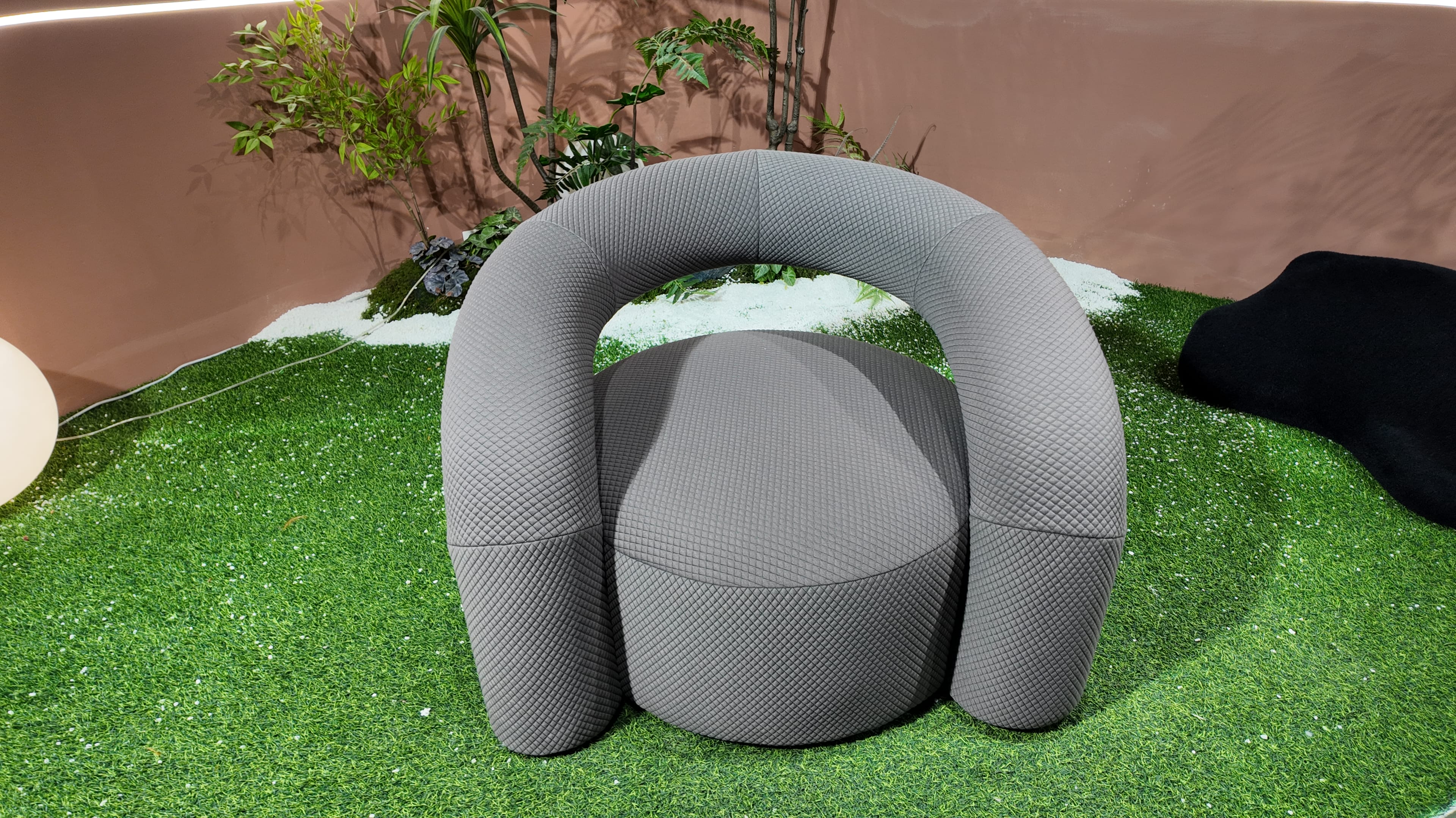 Fauteuil design arche en tissu matelassé gris – ARCHÉ