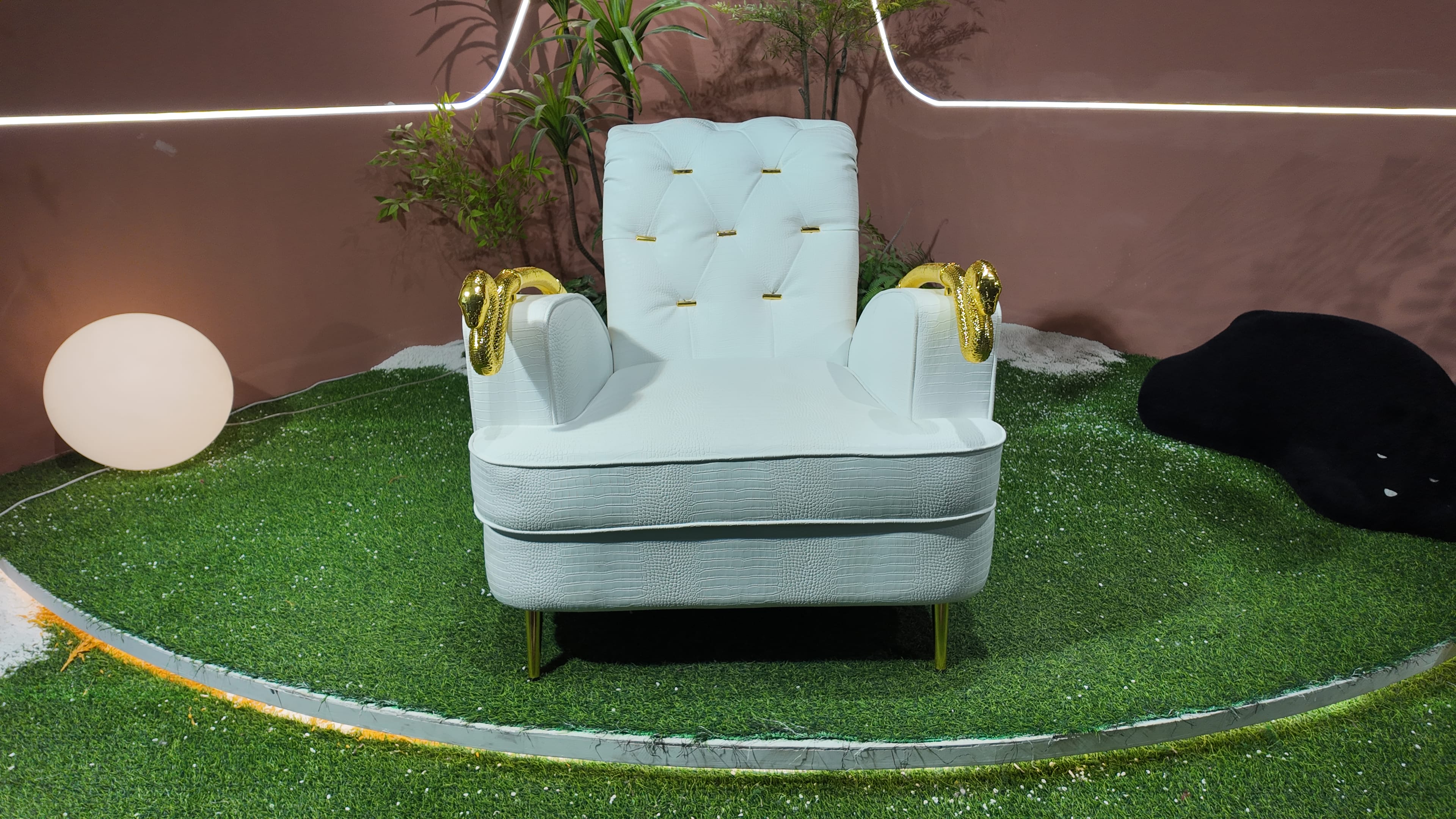 Fauteuil trône en simili cuir façon croco blanc à accoudoirs tête de bélier doré – MYTHO