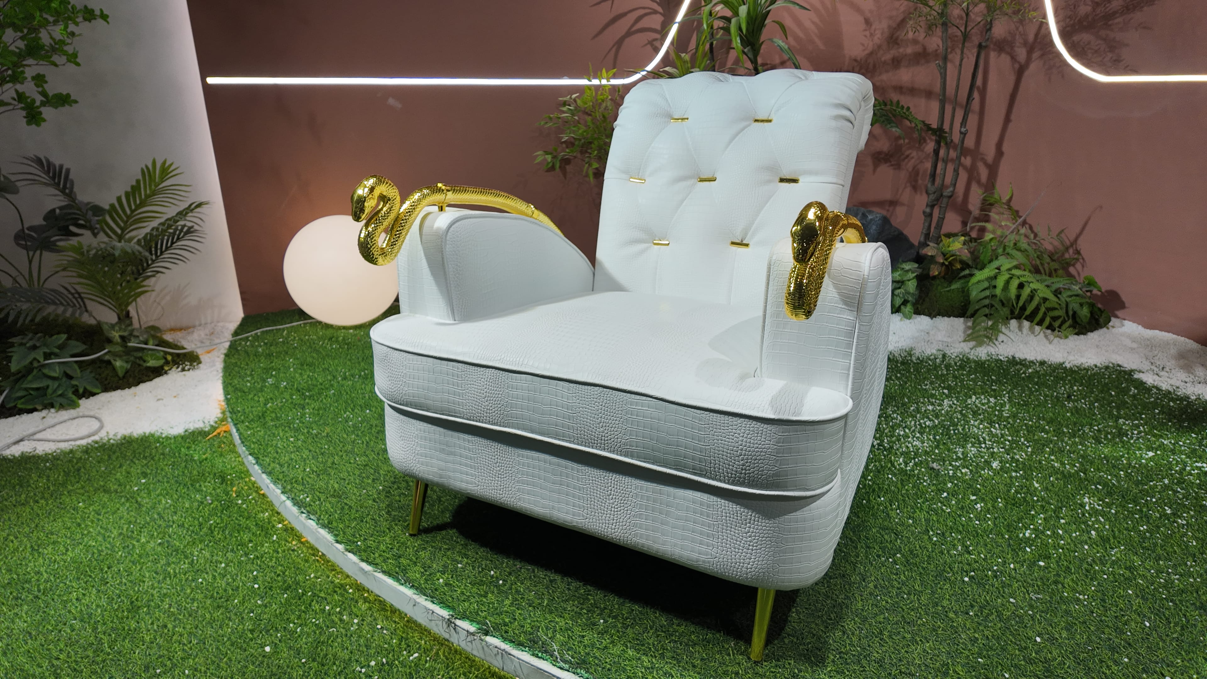 Fauteuil trône en simili cuir façon croco blanc à accoudoirs tête de bélier doré – MYTHO