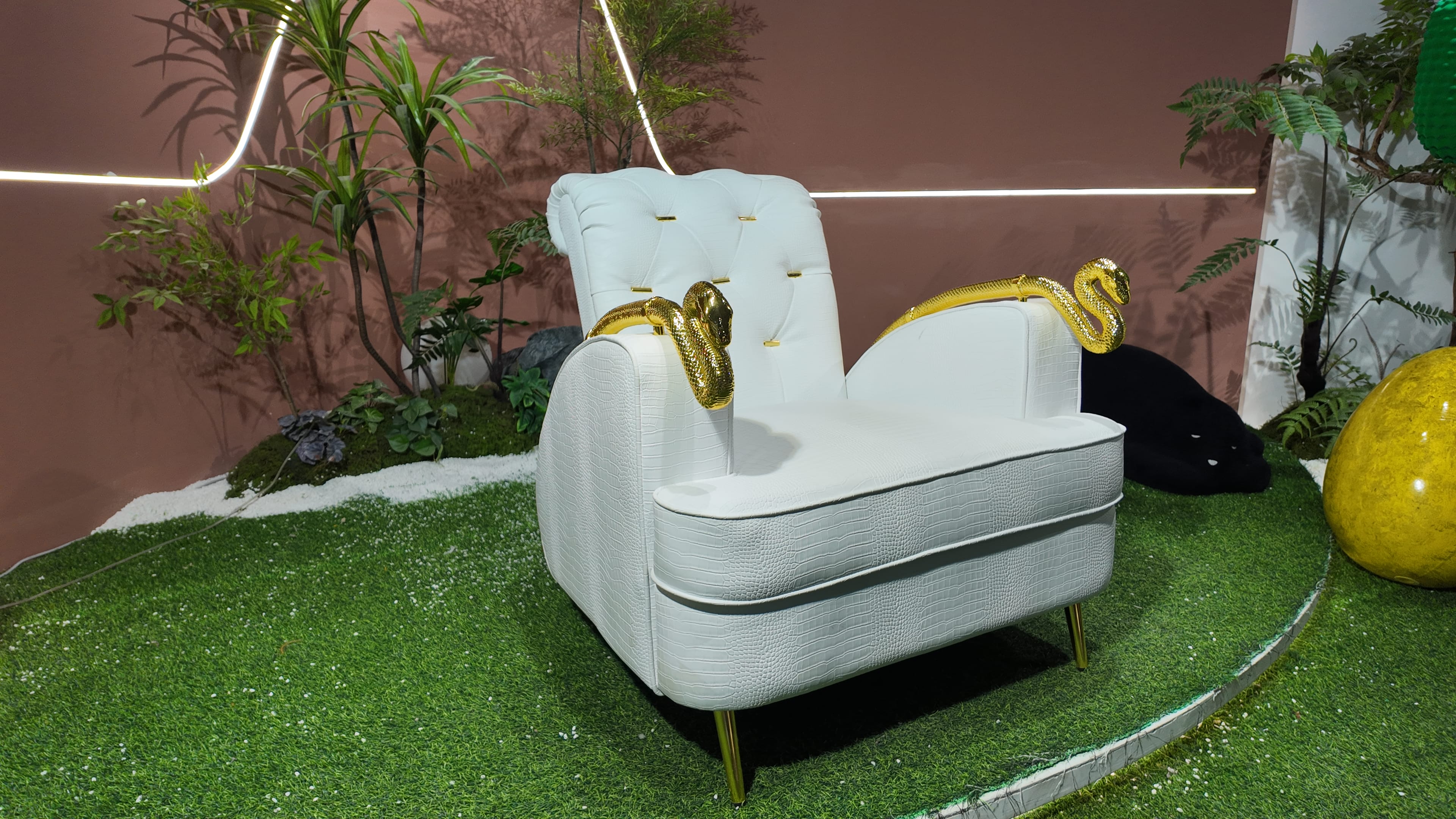Fauteuil trône en simili cuir façon croco blanc à accoudoirs tête de bélier doré – MYTHO