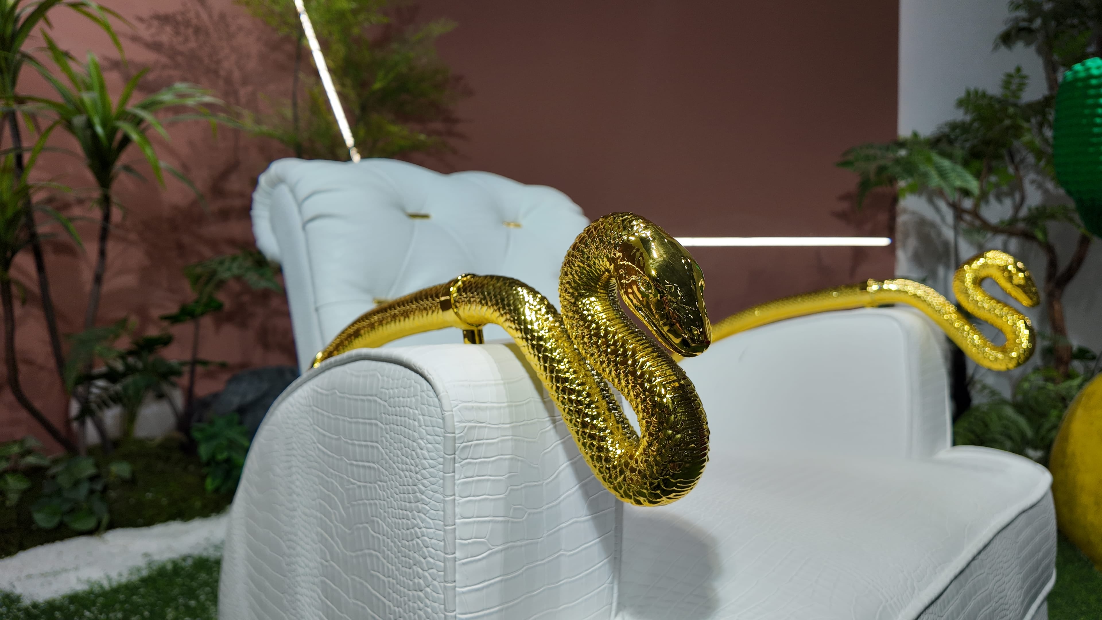 Fauteuil trône en simili cuir façon croco blanc à accoudoirs tête de bélier doré – MYTHO