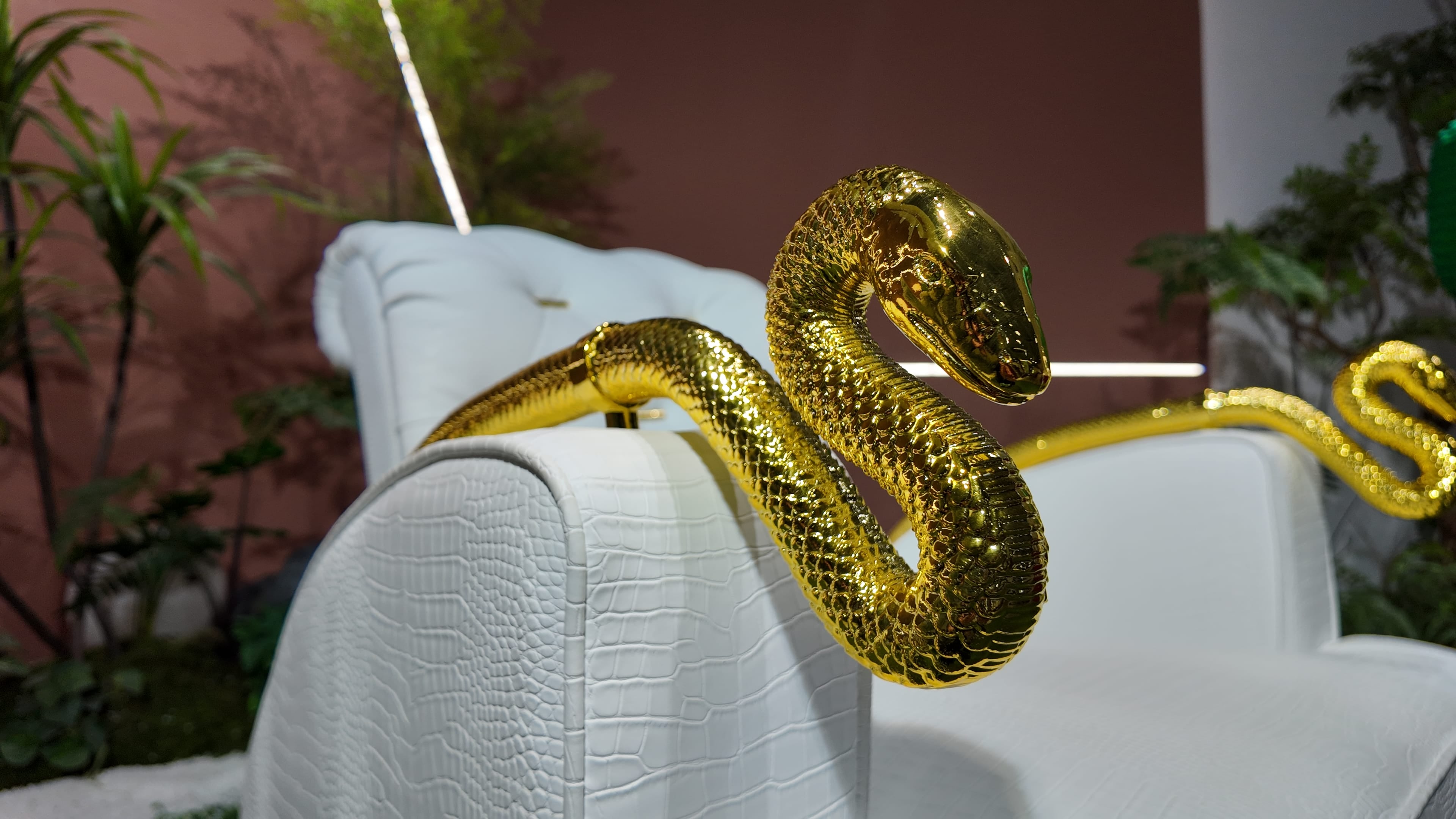 Fauteuil trône en simili cuir façon croco blanc à accoudoirs tête de bélier doré – MYTHO