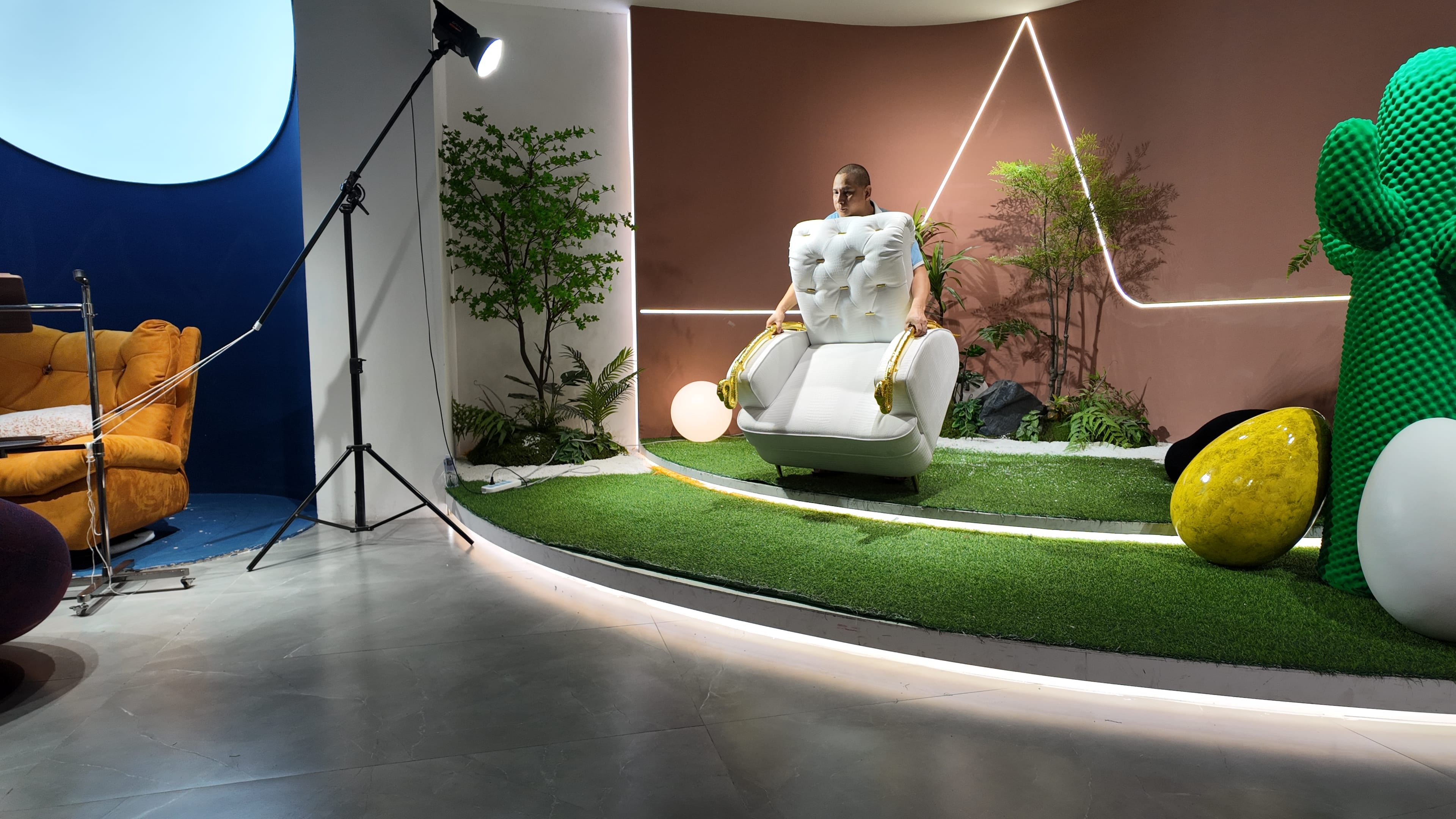 Fauteuil trône en simili cuir façon croco blanc à accoudoirs tête de bélier doré – MYTHO