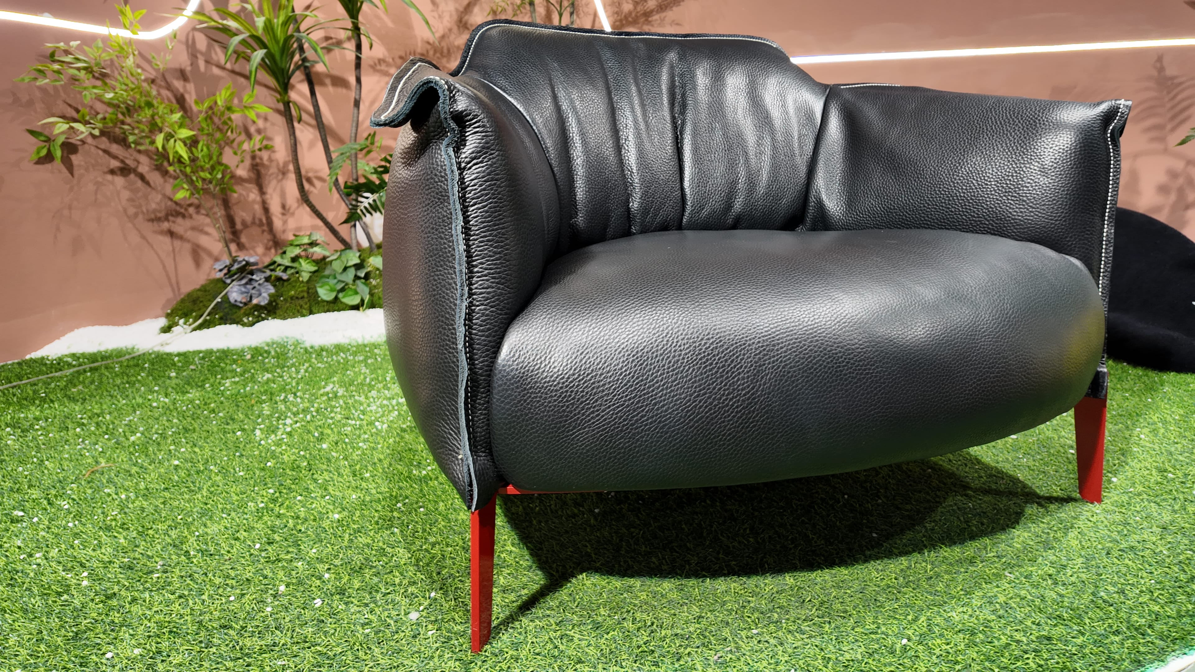 Fauteuil ARCHIBALD en cuir grainé noir à piètement acier laqué rouge