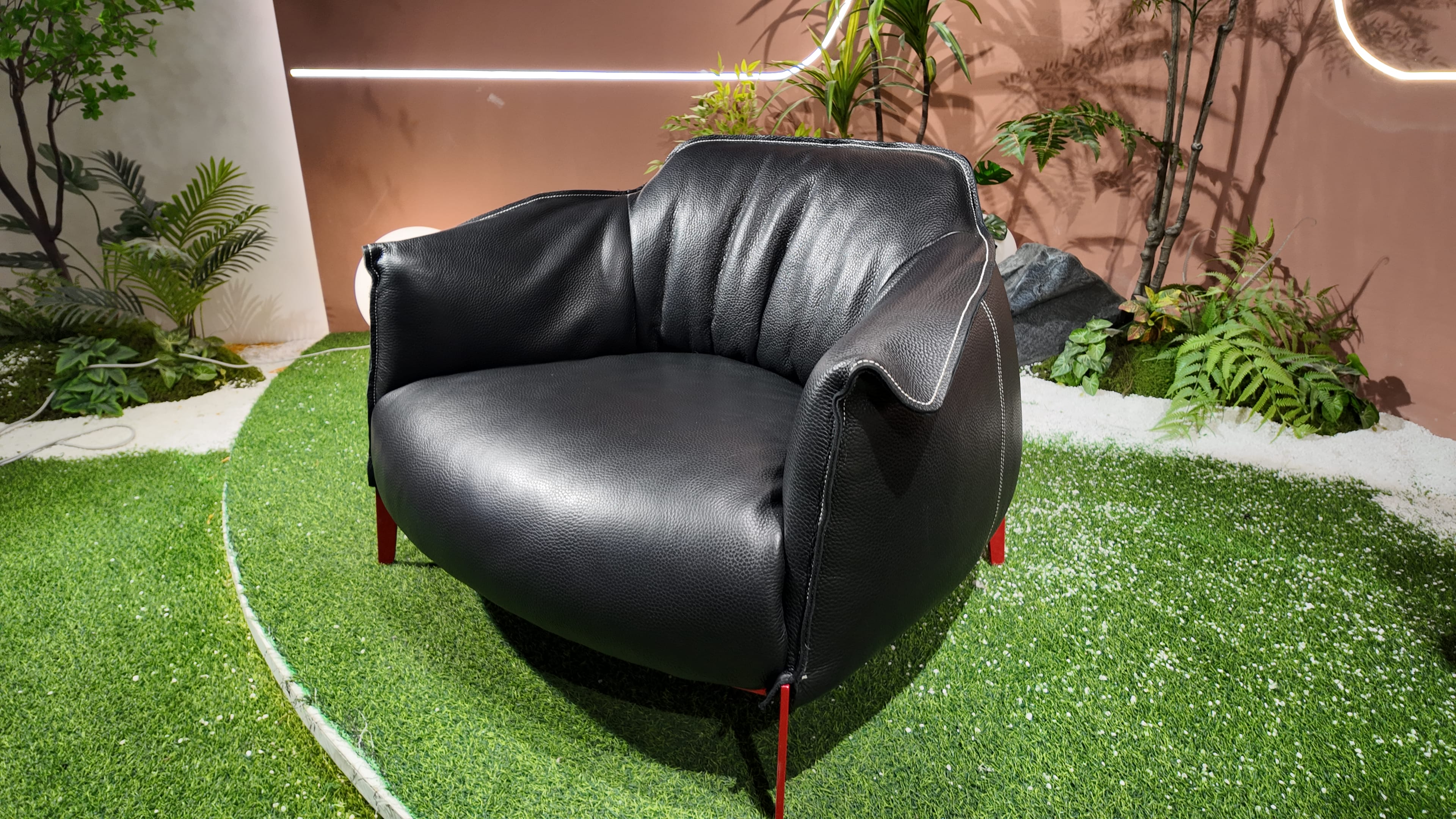 Fauteuil ARCHIBALD en cuir grainé noir à piètement acier laqué rouge