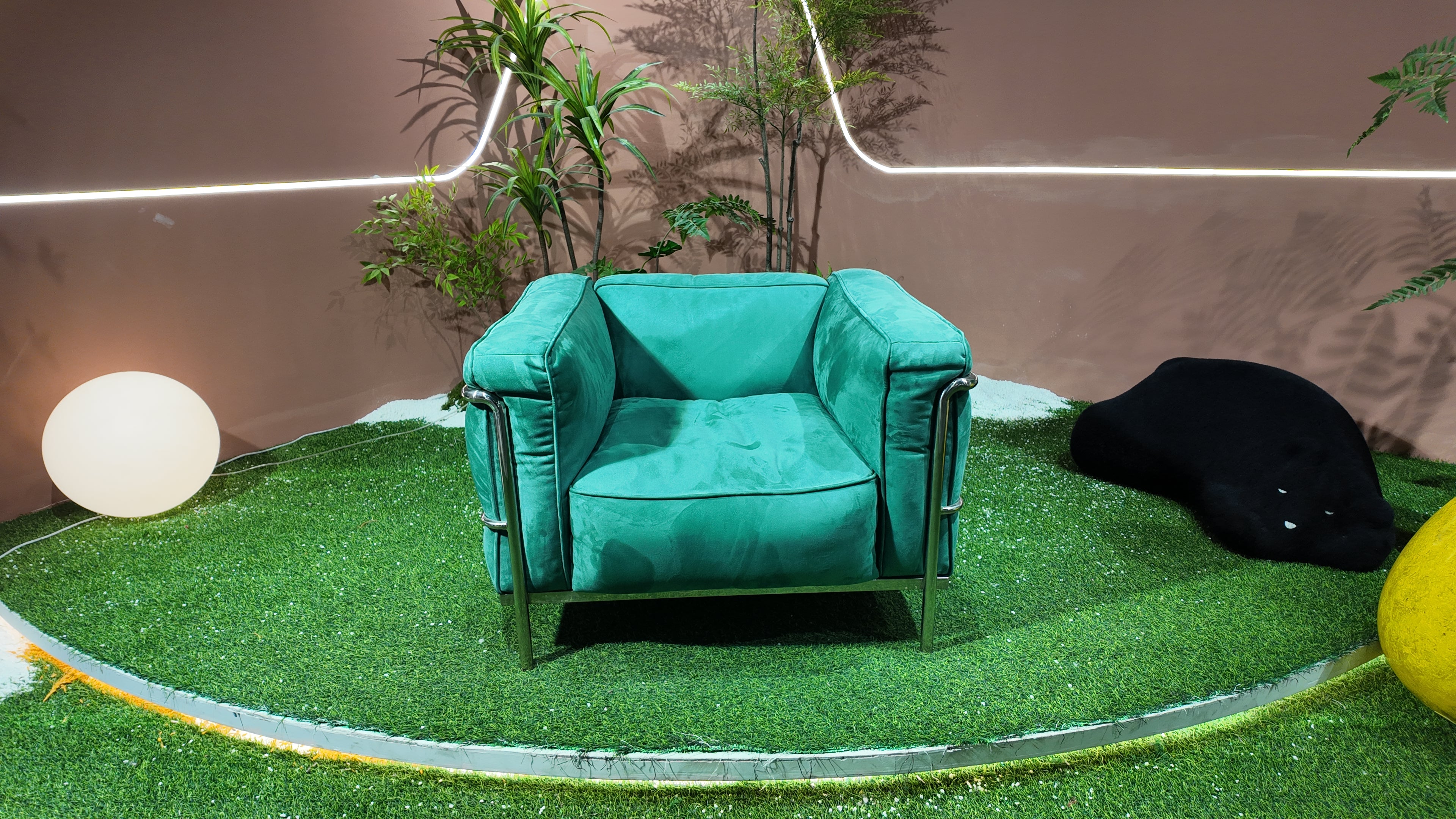 Fauteuil LC3 en velours émeraude - structure tubulaire chromée