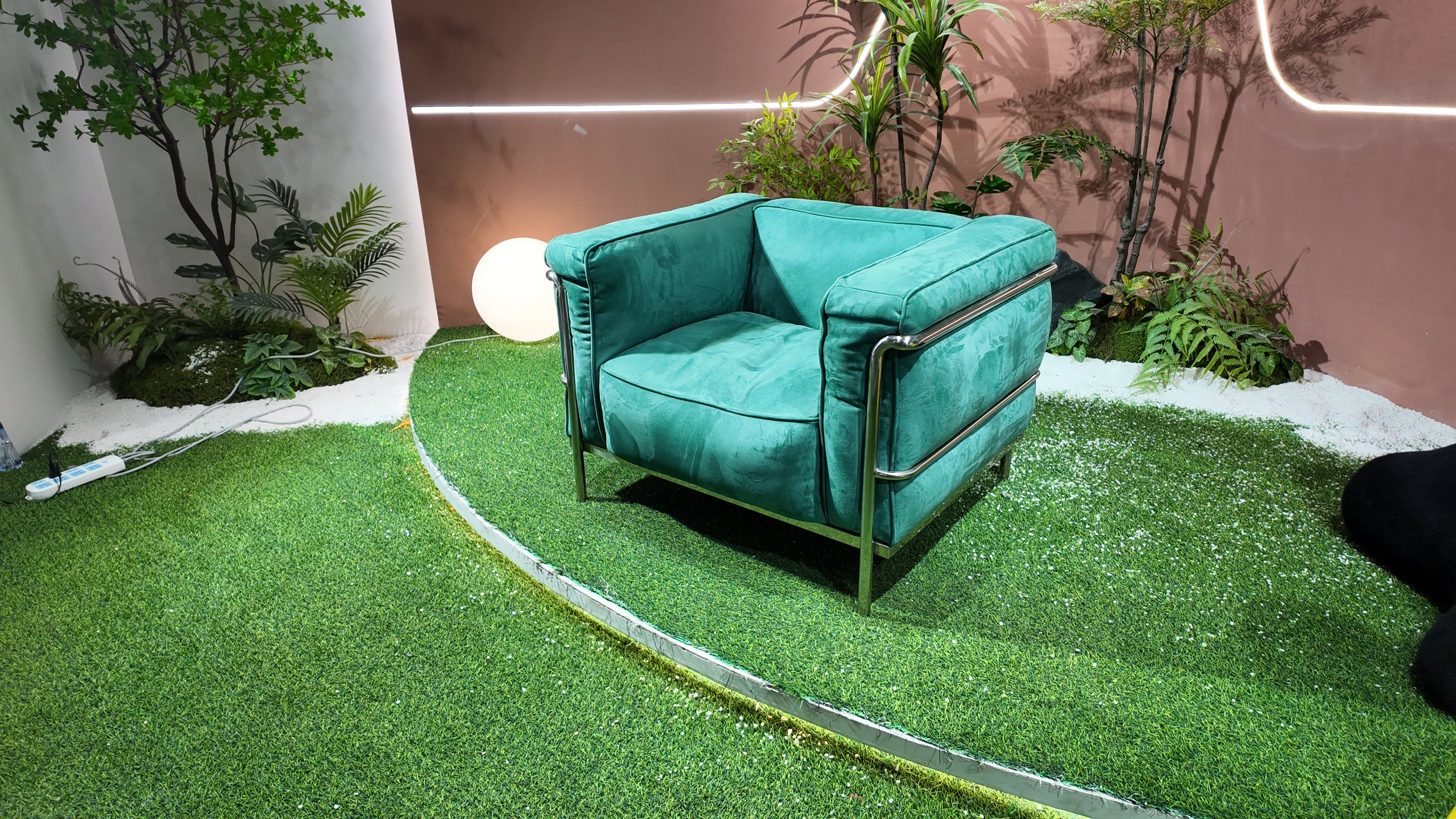 Fauteuil LC3 en velours émeraude - structure tubulaire chromée