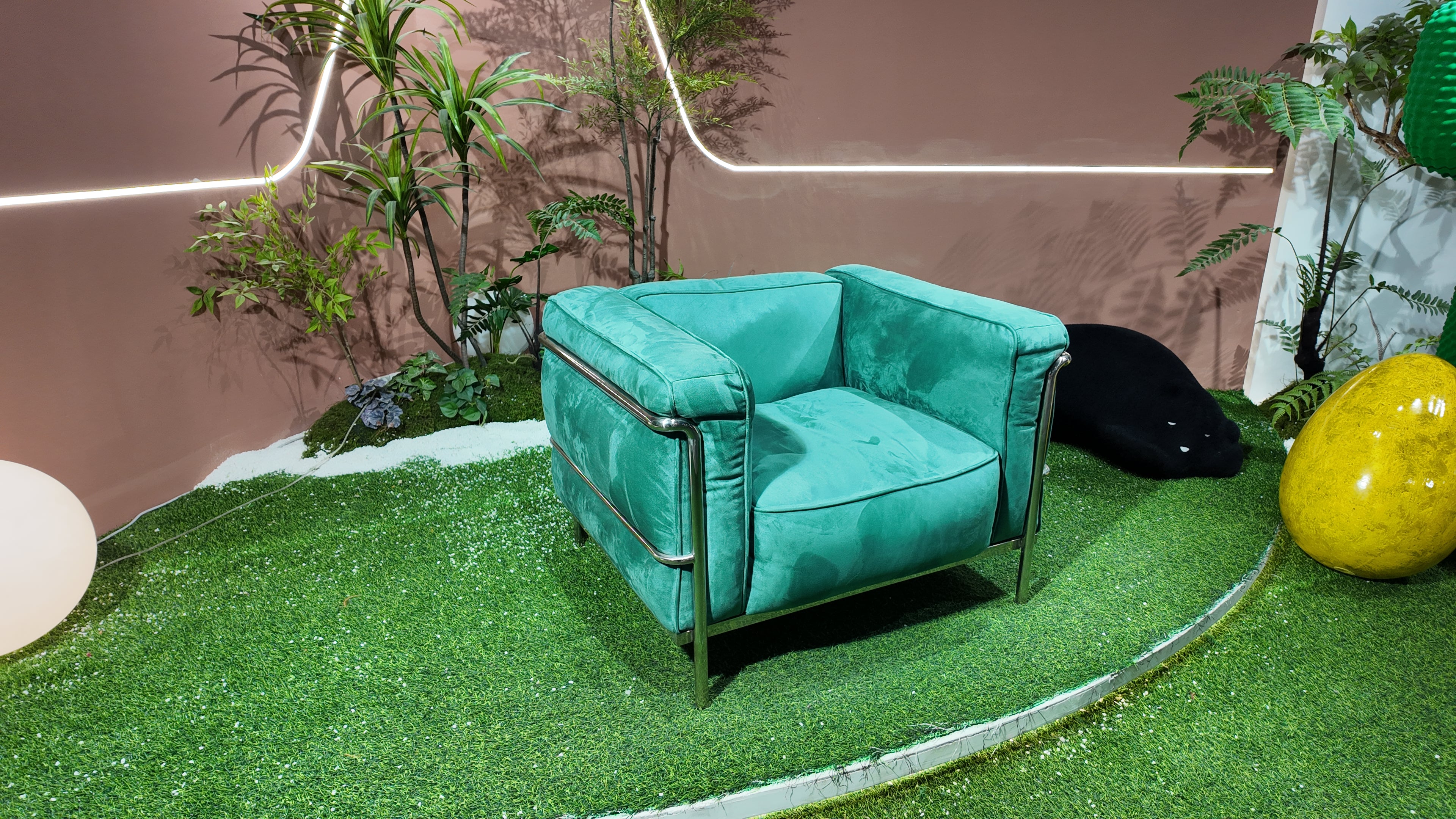 Fauteuil LC3 en velours émeraude - structure tubulaire chromée