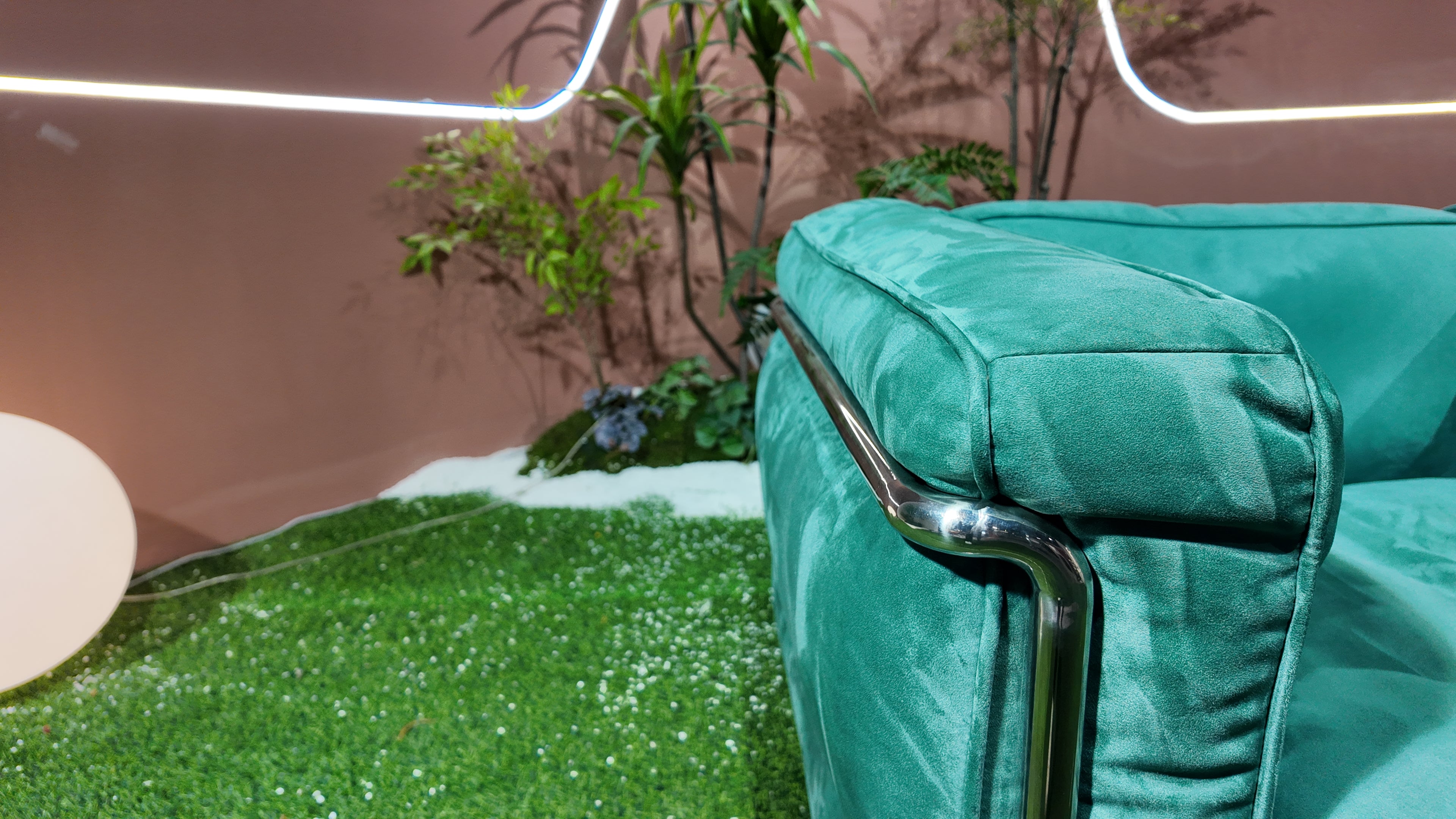 Fauteuil LC3 en velours émeraude - structure tubulaire chromée