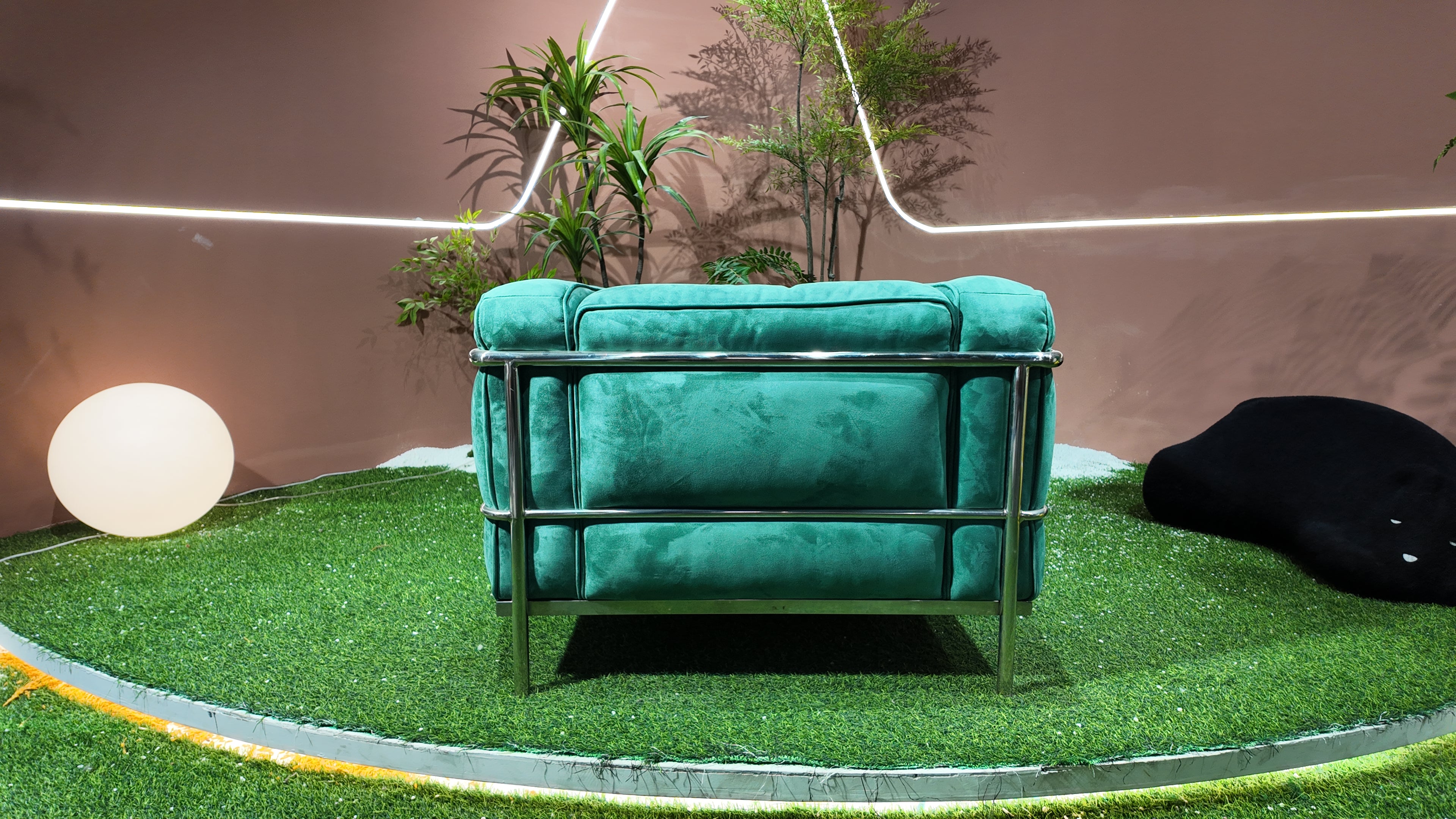 Fauteuil LC3 en velours émeraude - structure tubulaire chromée