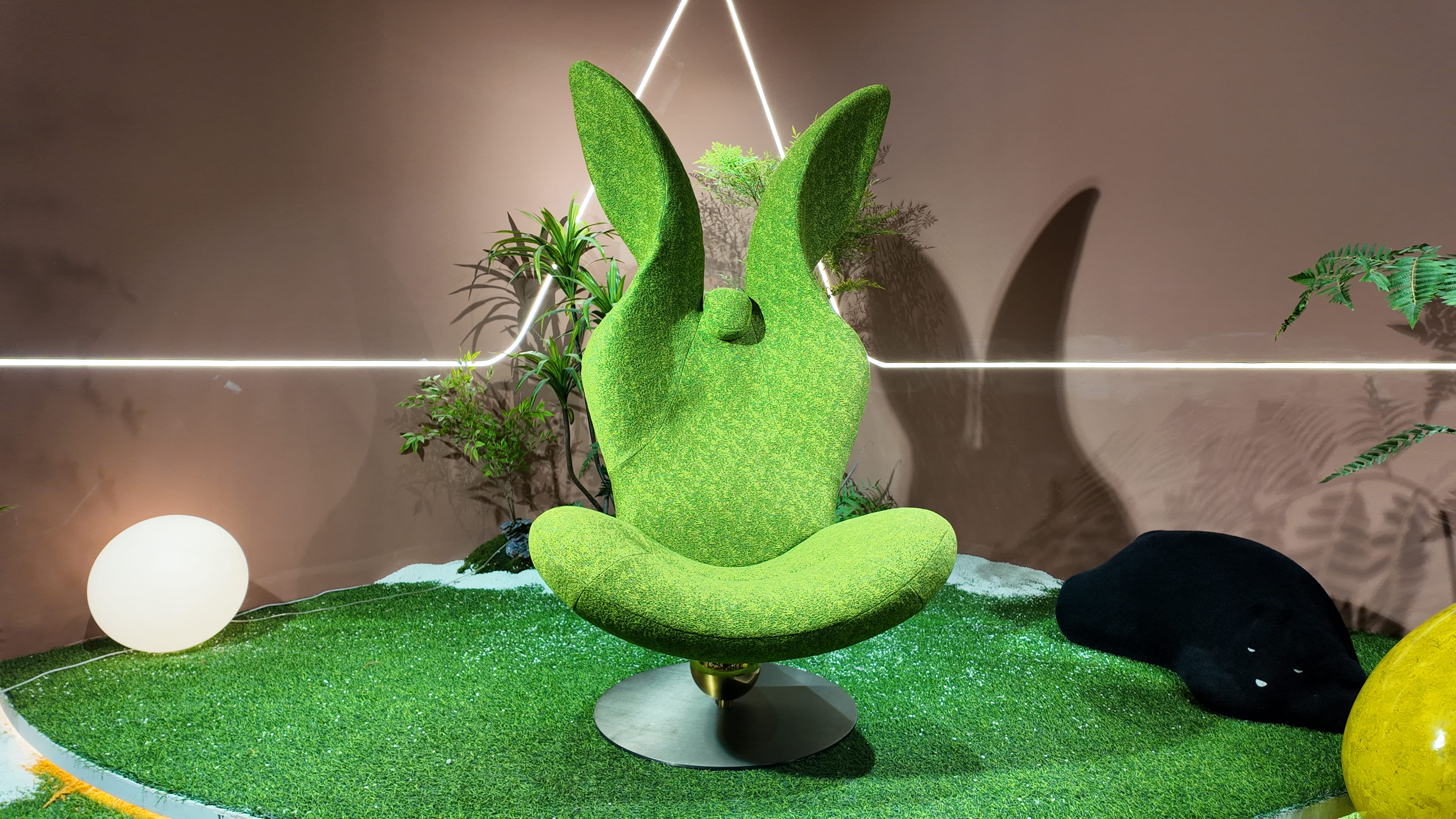 Fauteuil design pivotant en tissu bouclé vert effet gazon – Green Rabbit