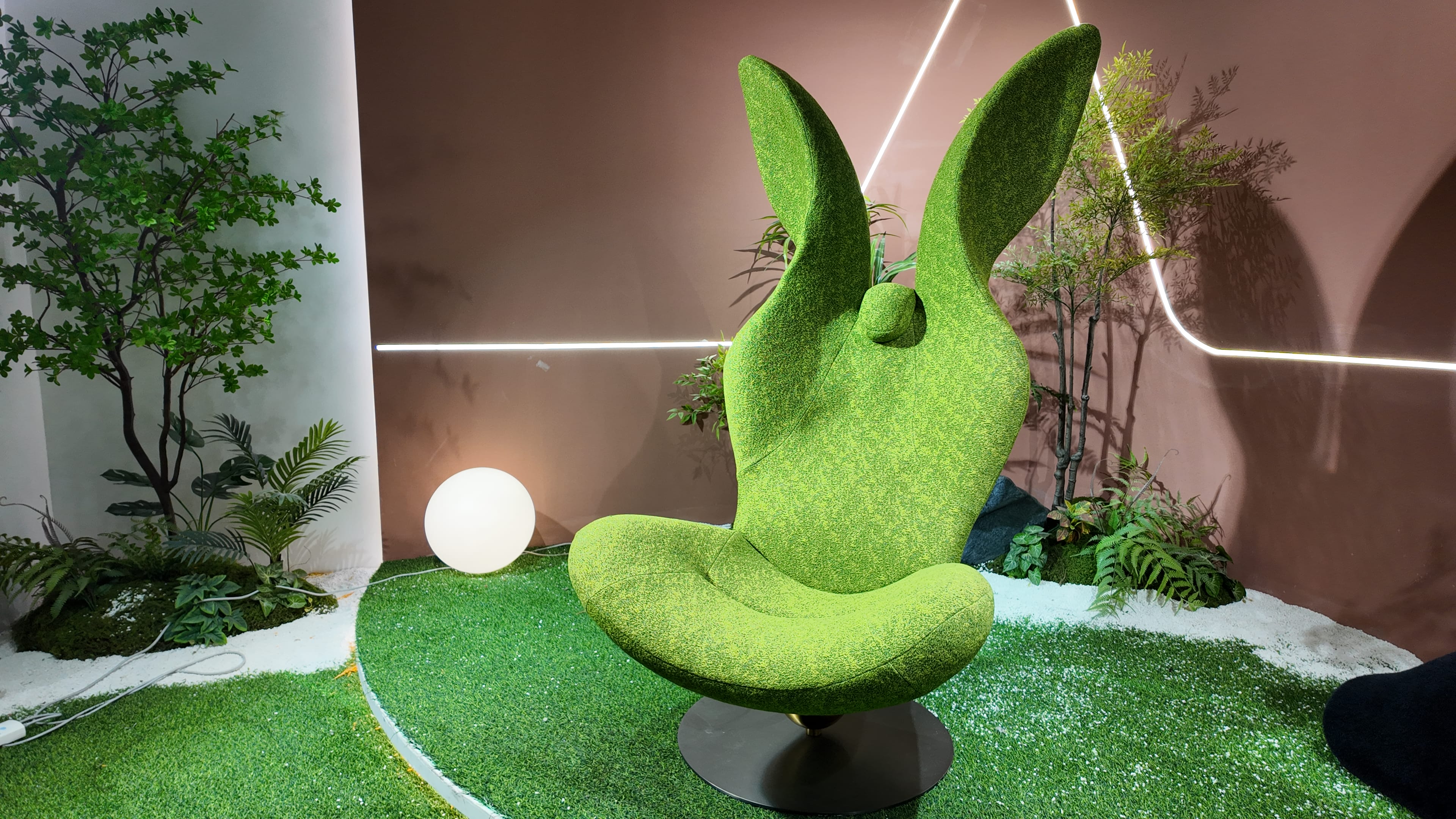 Fauteuil design pivotant en tissu bouclé vert effet gazon – Green Rabbit