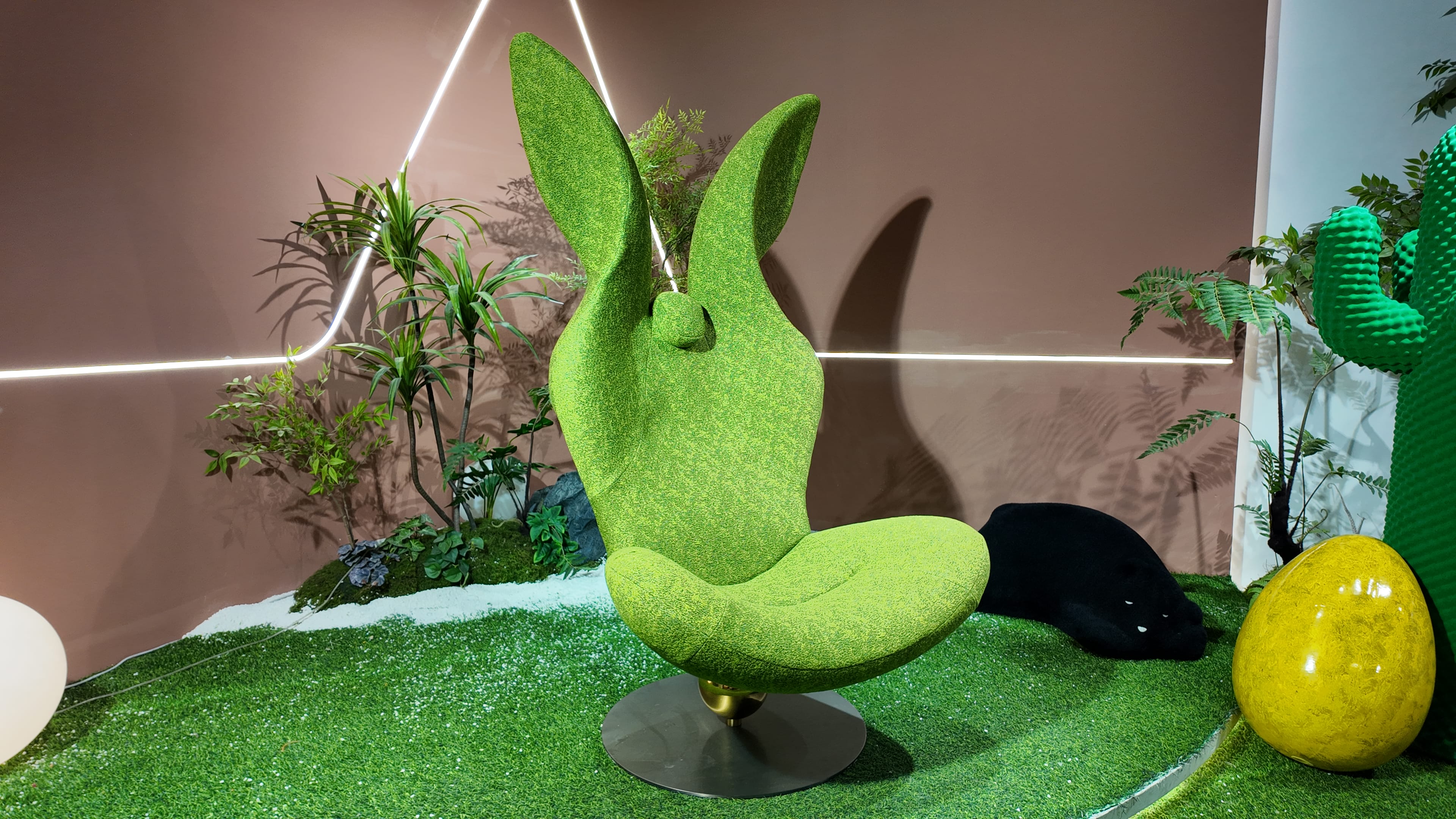 Fauteuil design pivotant en tissu bouclé vert effet gazon – Green Rabbit