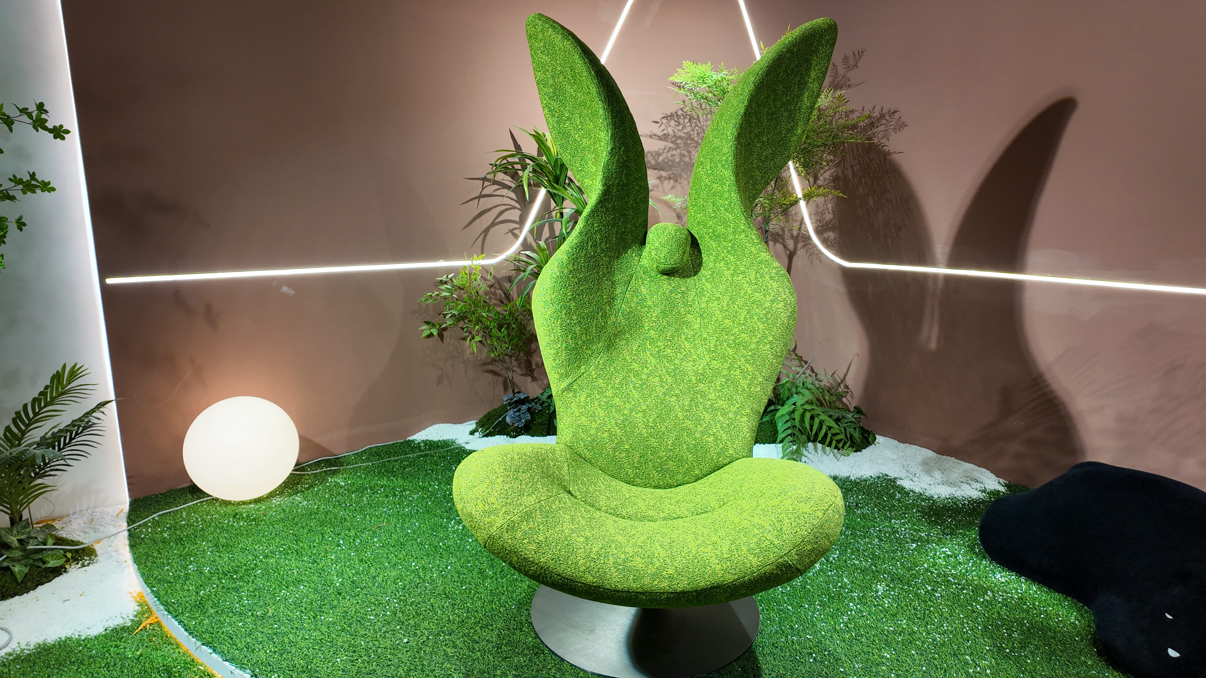 Fauteuil design pivotant en tissu bouclé vert effet gazon – Green Rabbit