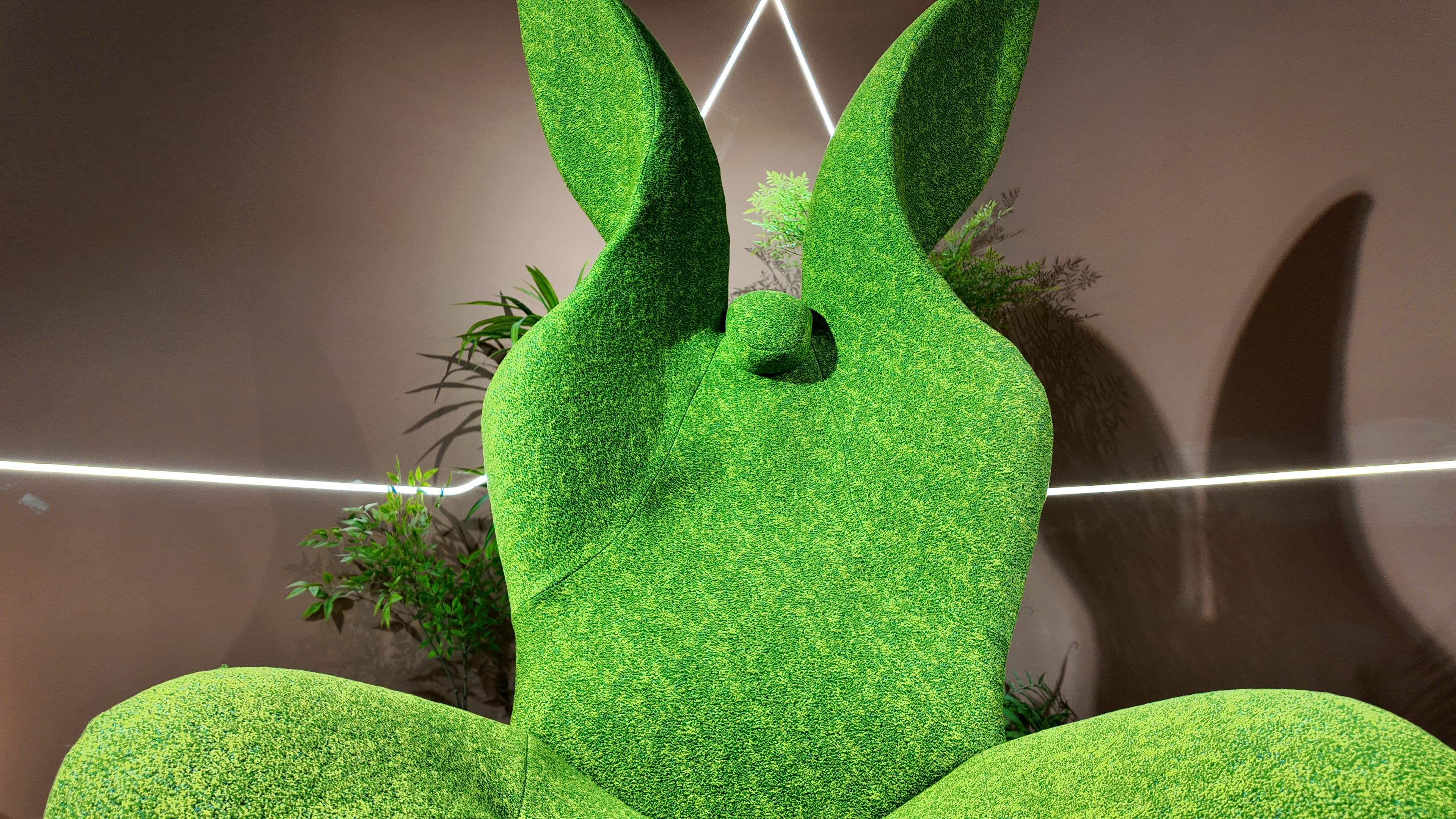 Fauteuil design pivotant en tissu bouclé vert effet gazon – Green Rabbit