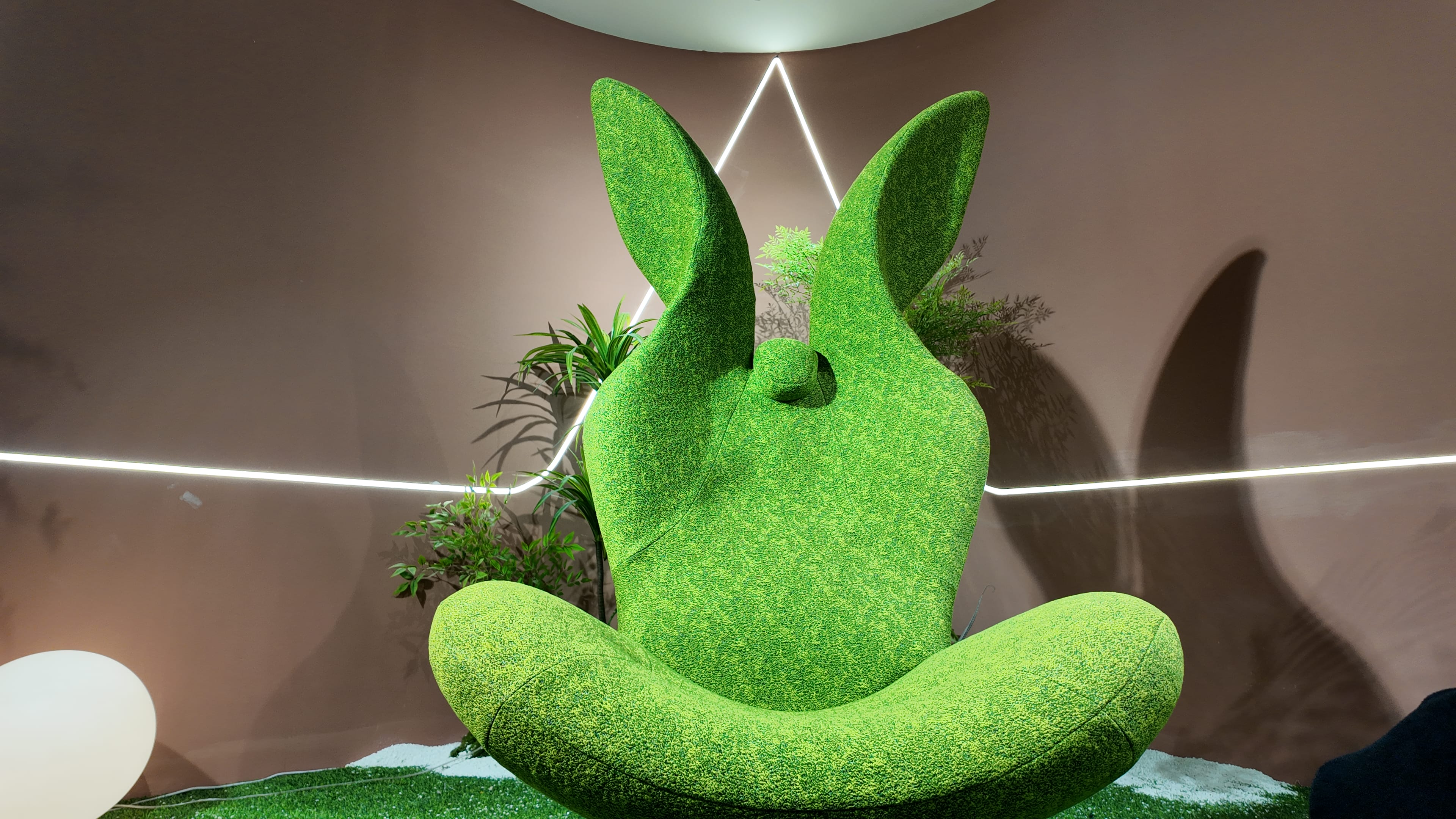Fauteuil design pivotant en tissu bouclé vert effet gazon – Green Rabbit