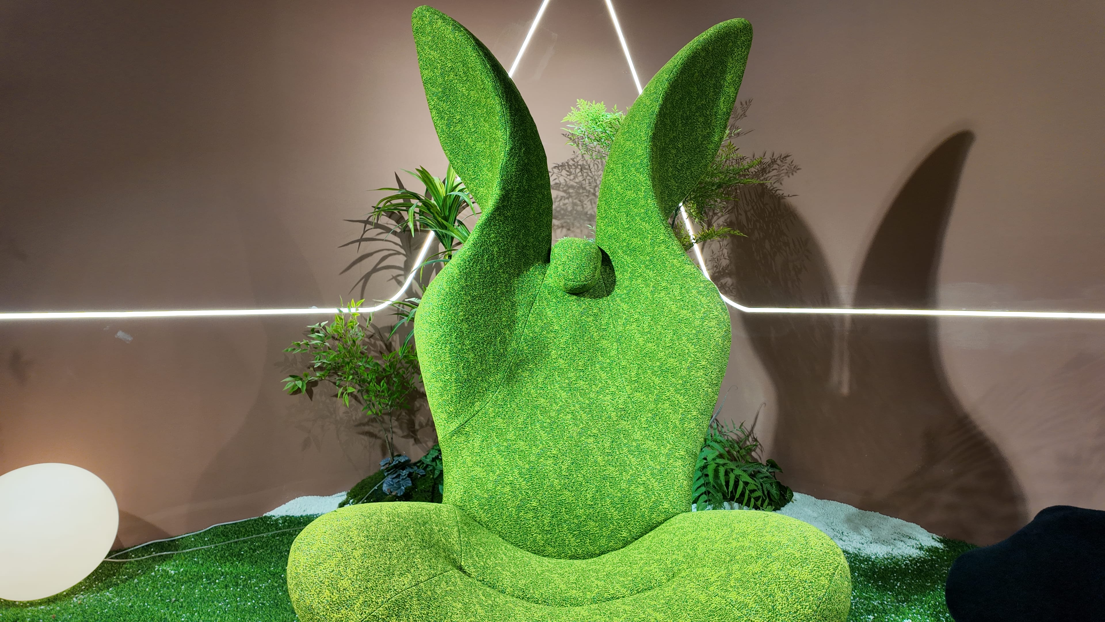 Fauteuil design pivotant en tissu bouclé vert effet gazon – Green Rabbit